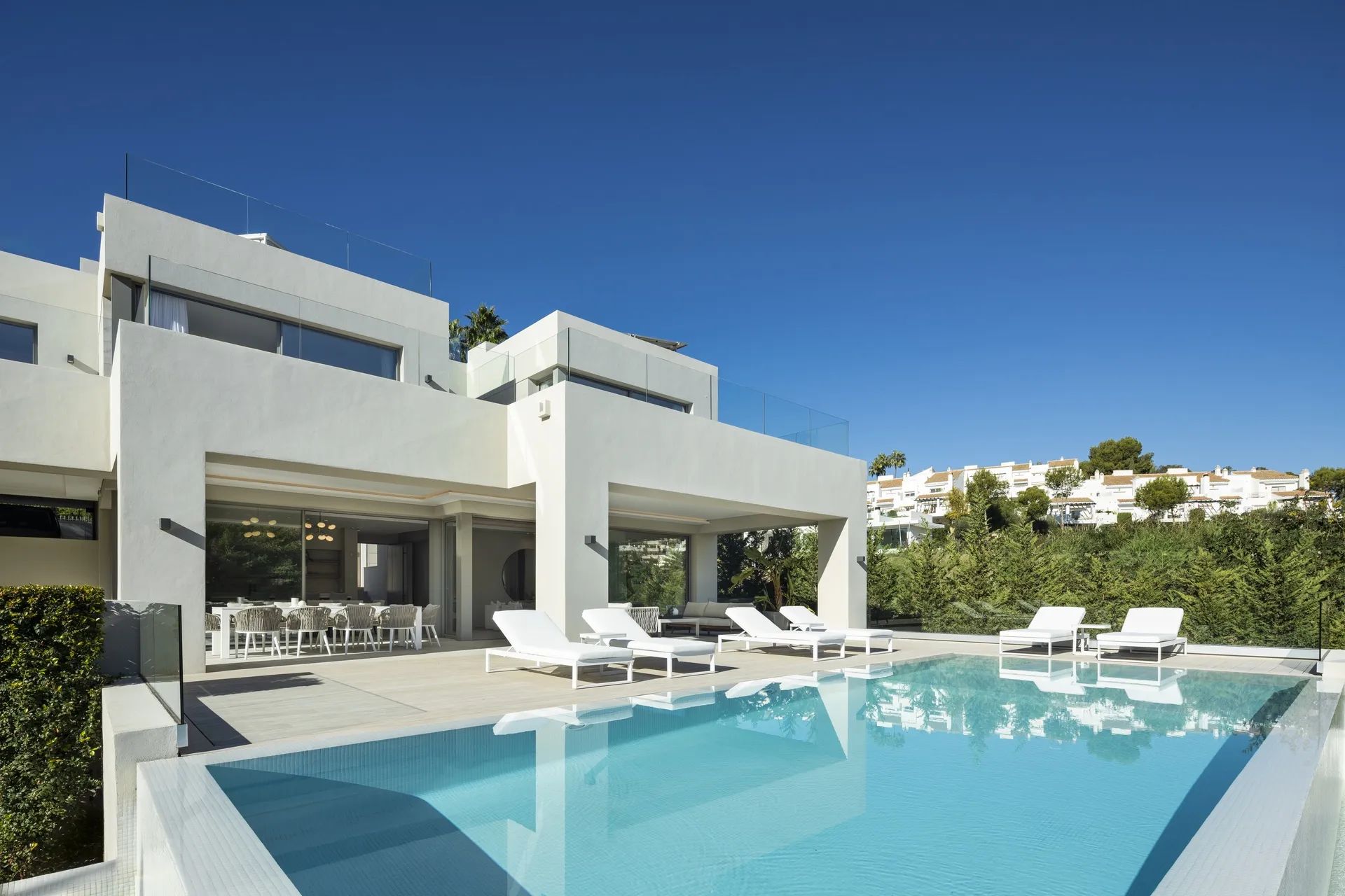 Moderne luxe villa in Nueva Andalucia: een meesterwerk van stijl en comfort! foto {{pictureIndex}}