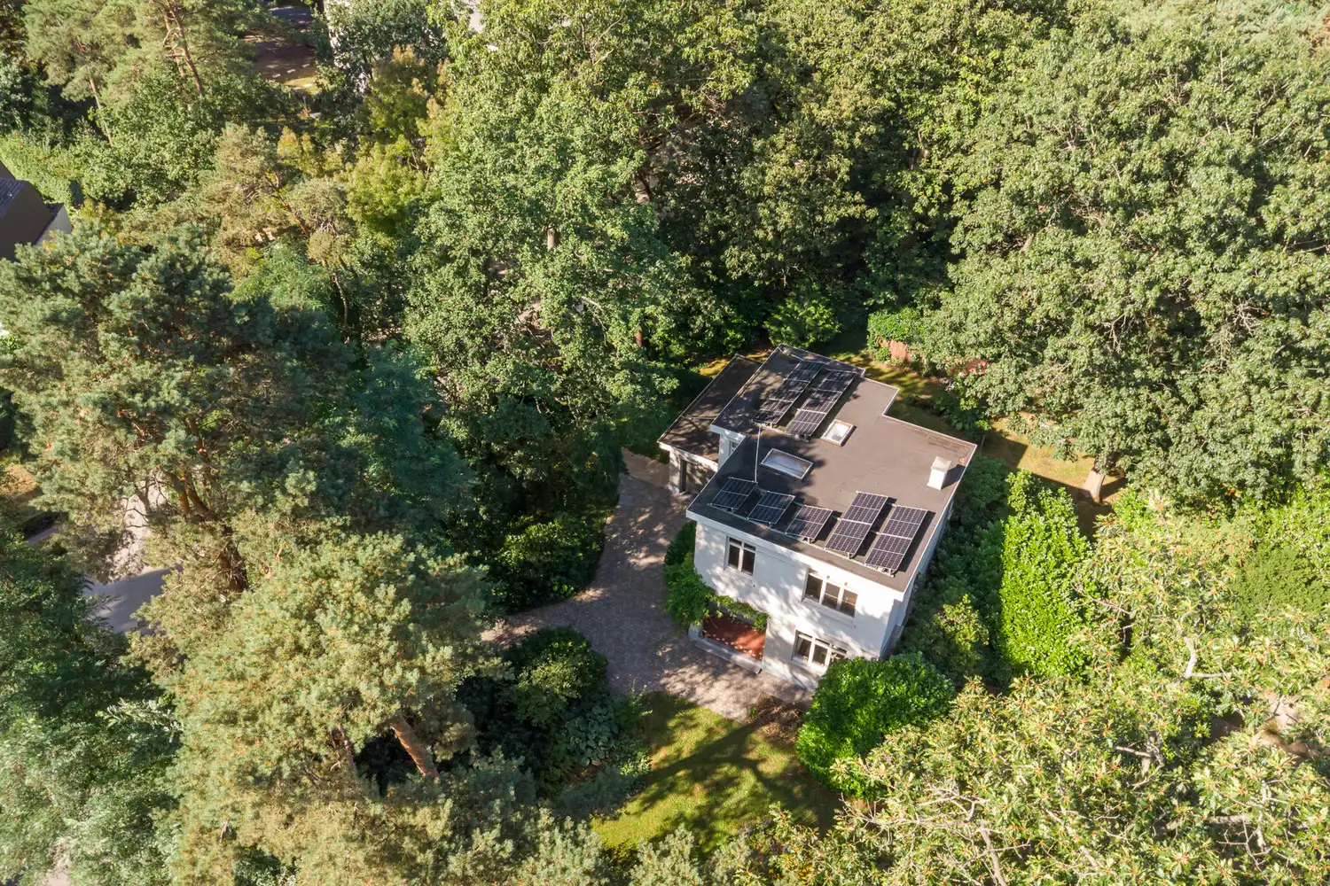 Instapklare en karaktervolle villa op toplocatie, gelegen op een ruim perceel van +-2450m², omgeven door rust, privacy en groen foto 2