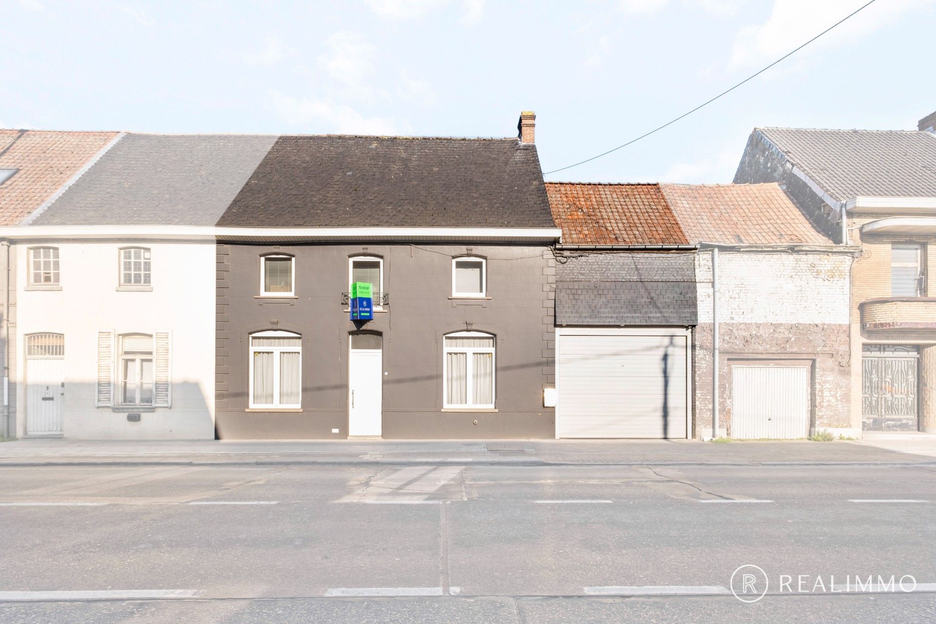 Verrassend ruime woning met 5 slaapkamers en garage foto {{pictureIndex}}