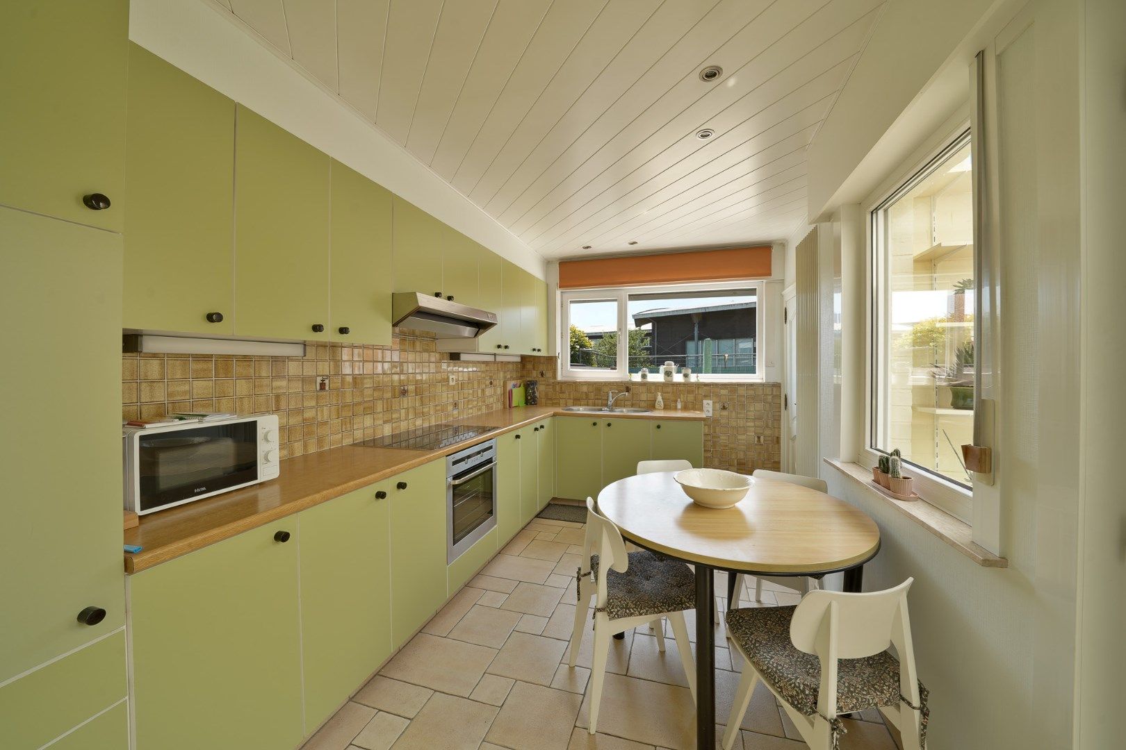 Halfopen woning met garage en zonnig terras te Mariakerke foto 8