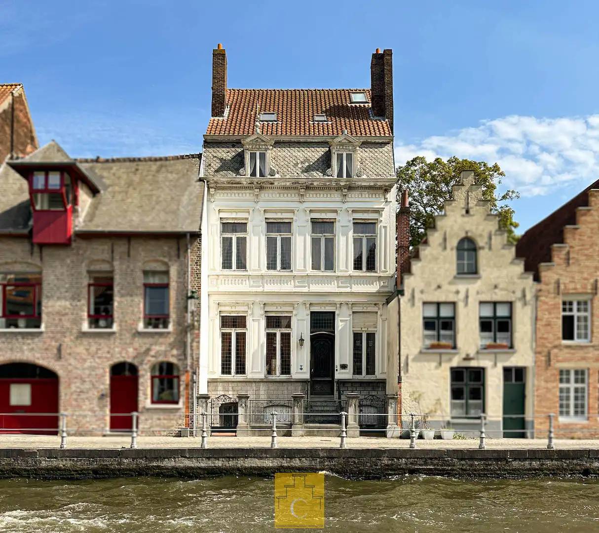 Hoofdfoto van de publicatie: Authentiek herenhuis aan de Sint-Annarei