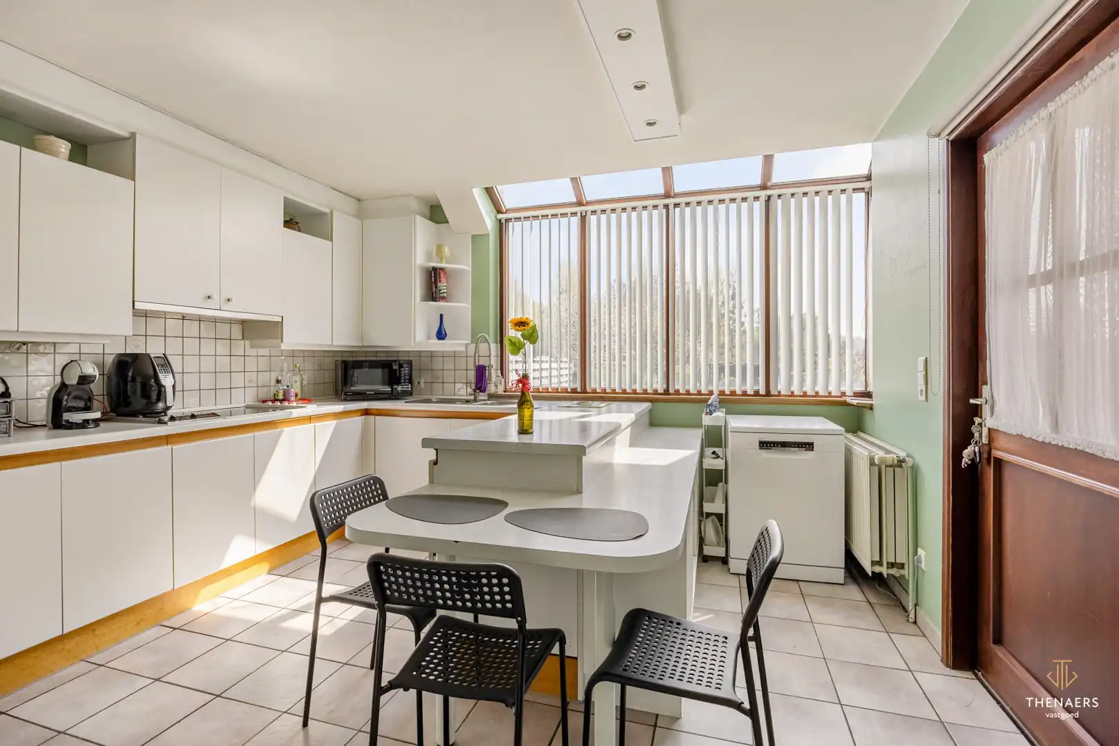 Ruime halfopen woning met 3 slaapkamers en prachtige tuin. foto 7