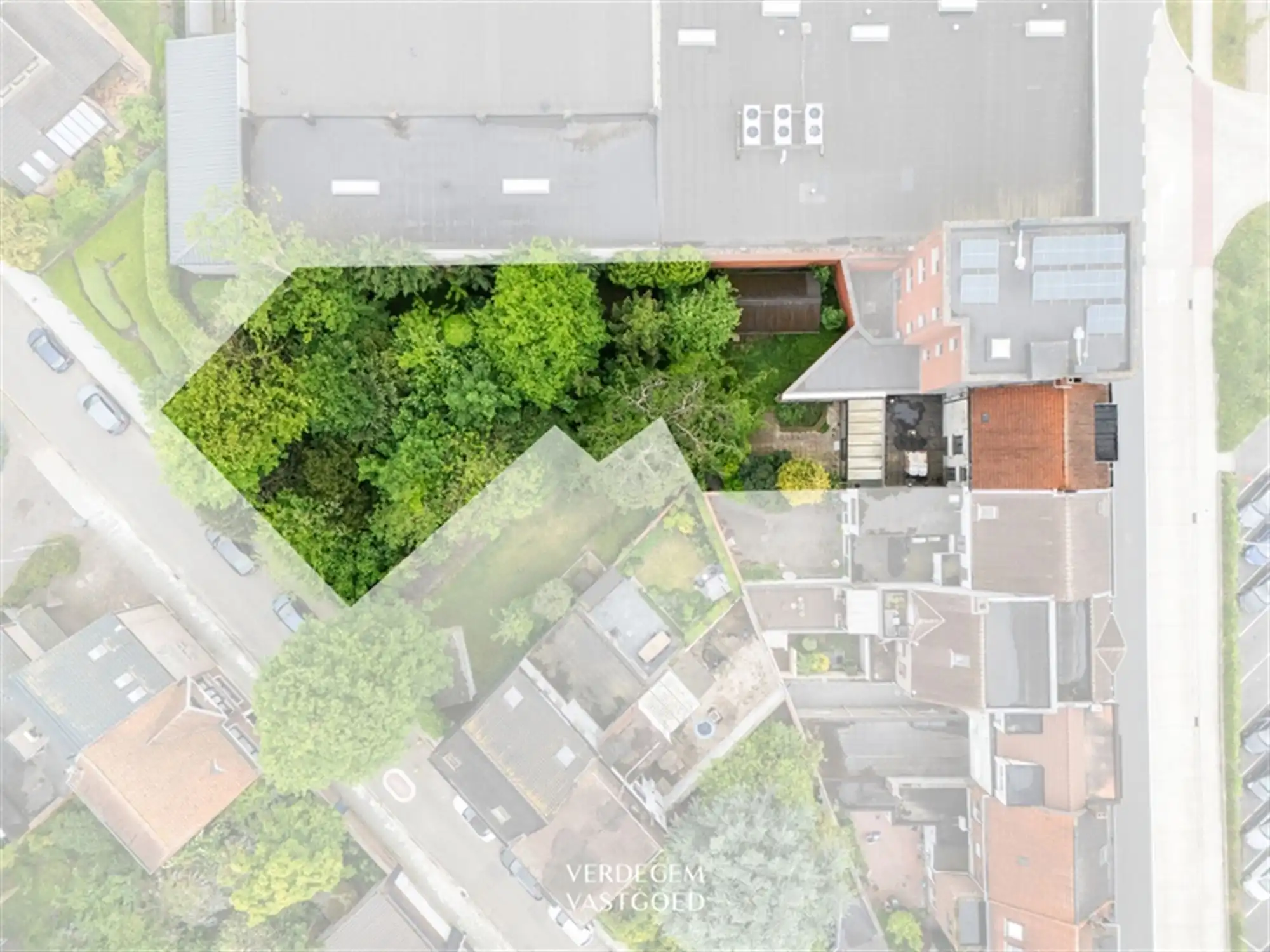 Ruime, te renoveren, woning met bouwgrond op een terrein van 869m² foto {{pictureIndex}}