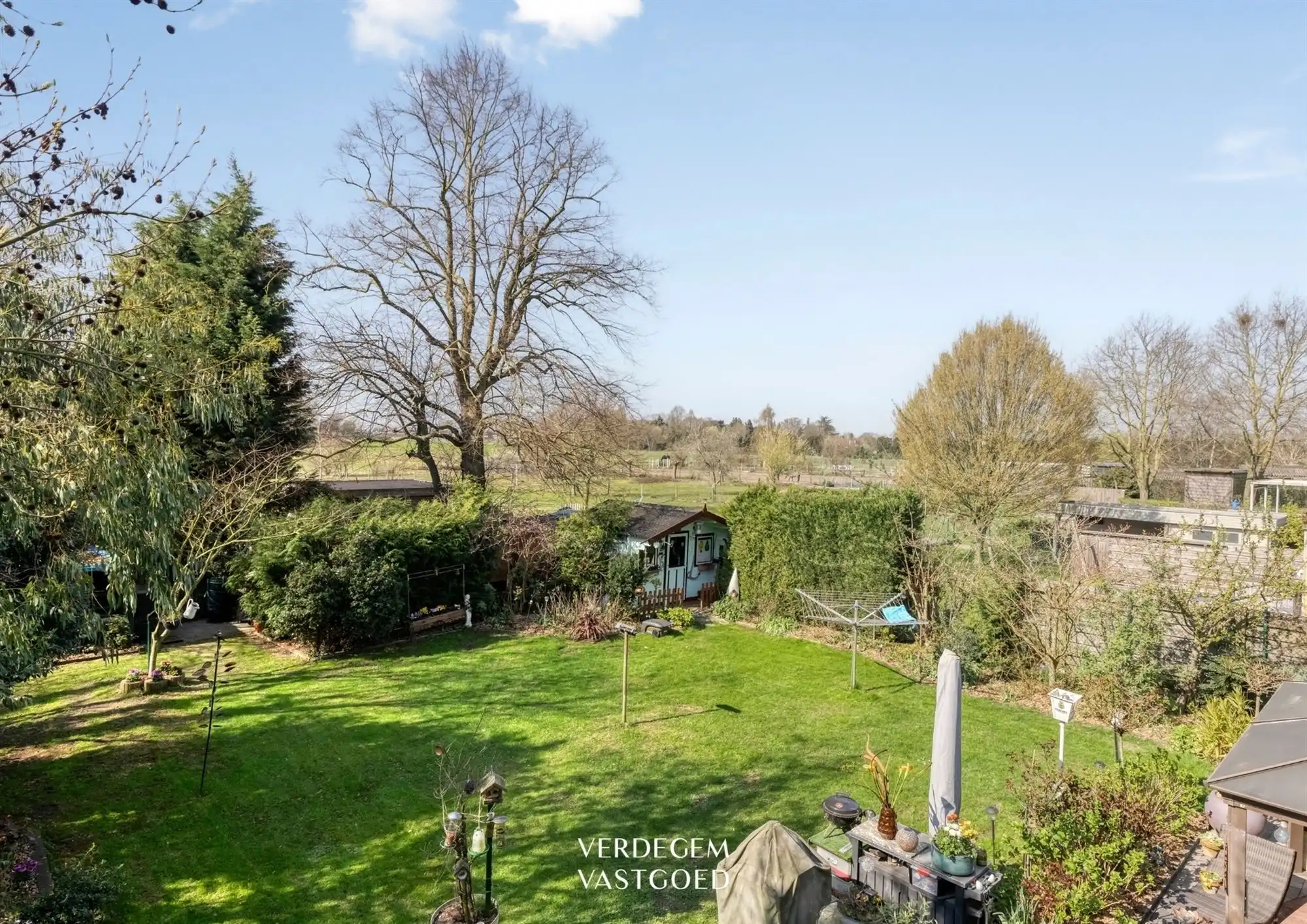 Knappe gezinswoning met 3 slaapkamers, zonnige tuin en achterliggende weilanden foto 3