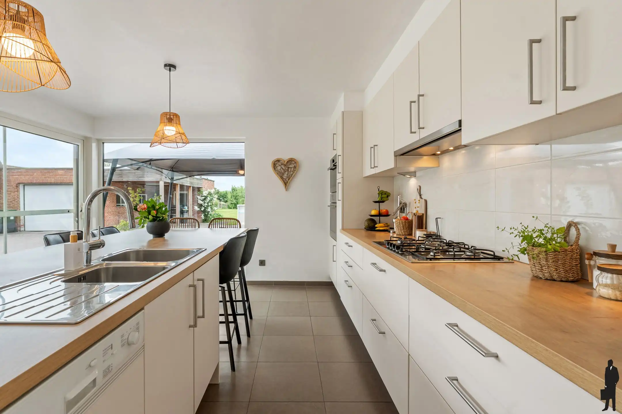 Ruime instapklare woning met garage en open zicht op 1849m². foto 8