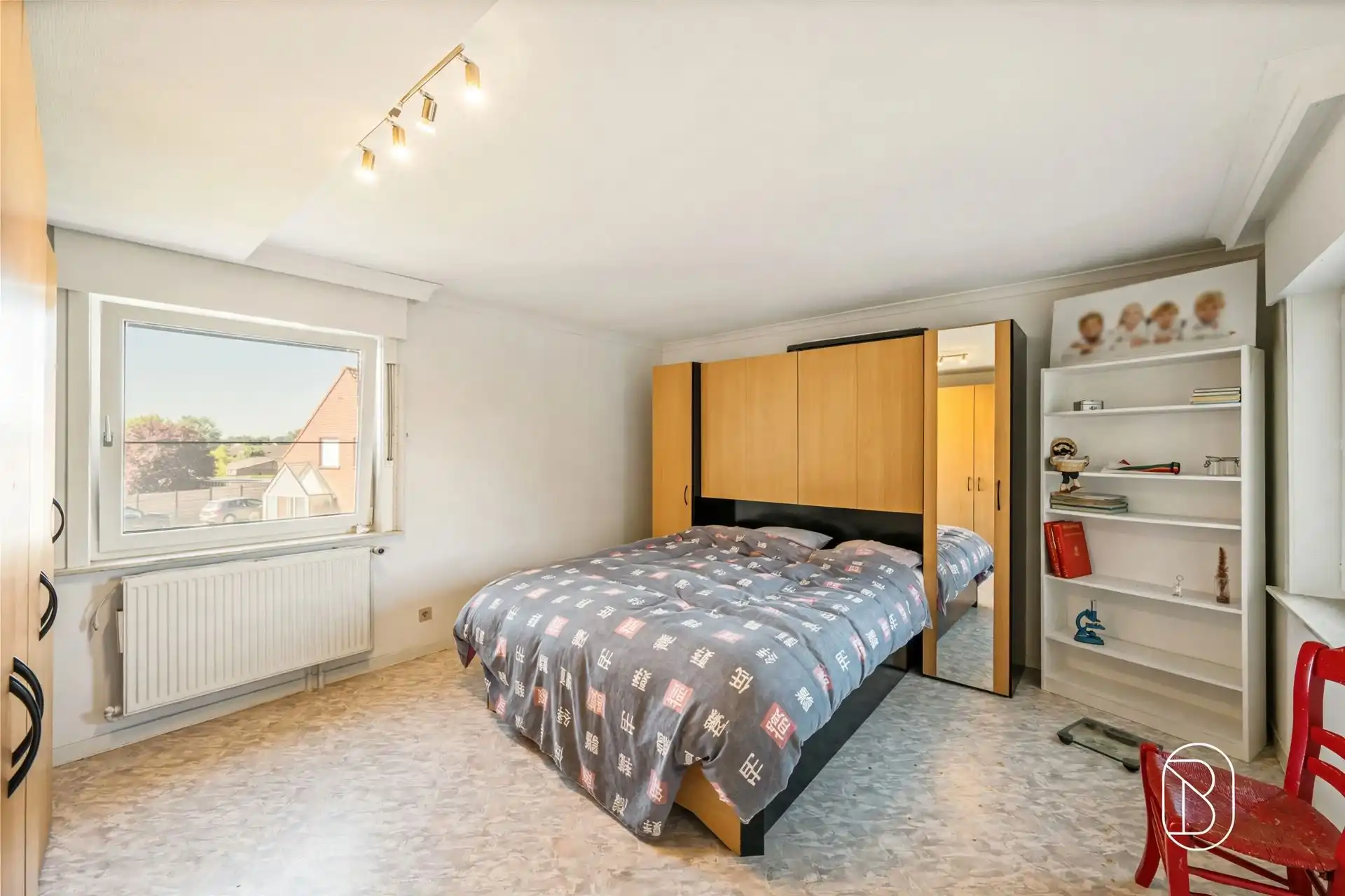 Instapklare gezinswoning met garage en oprit, en ruime loods foto 19