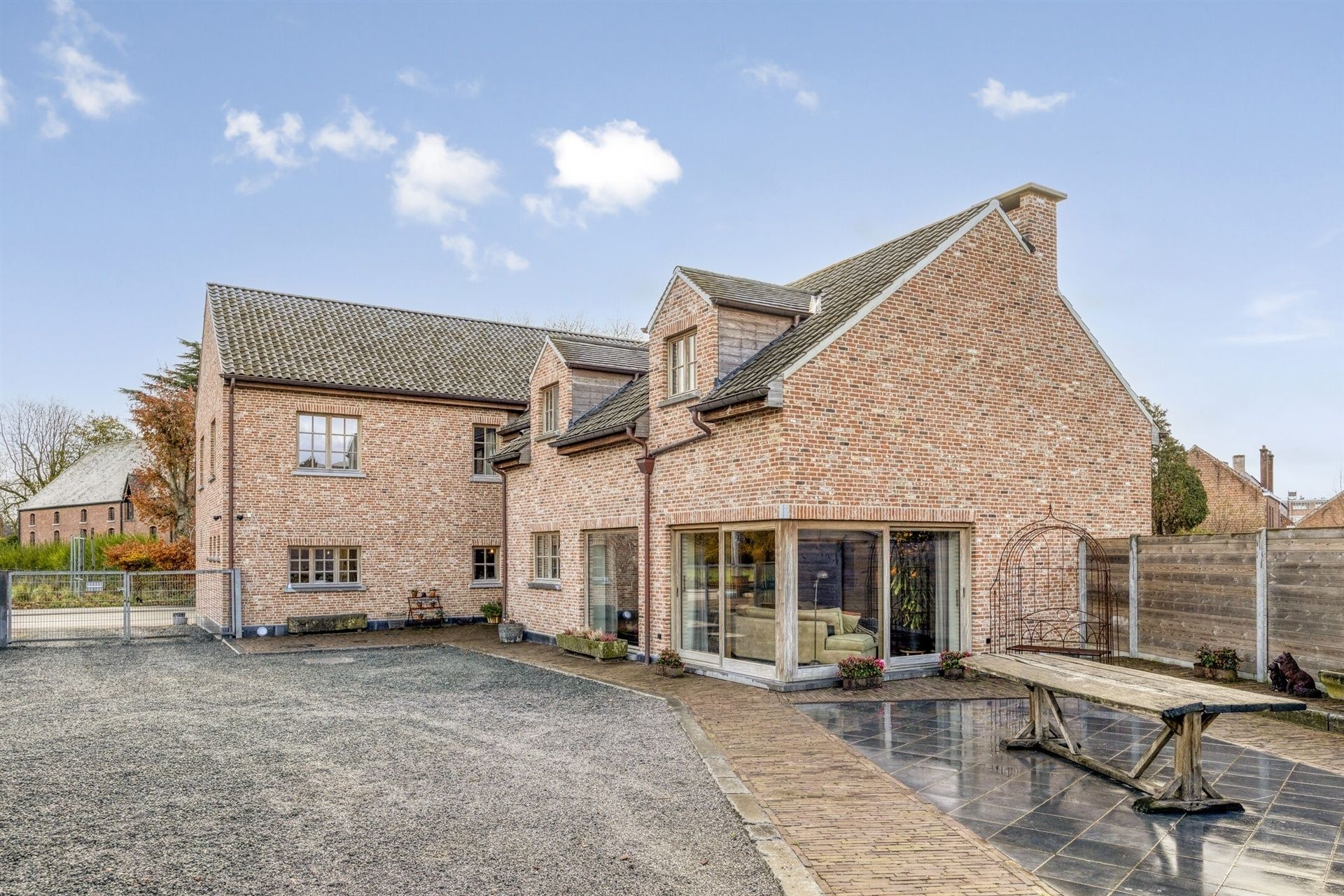 Volledige gerenoveerde woning met loods foto {{pictureIndex}}