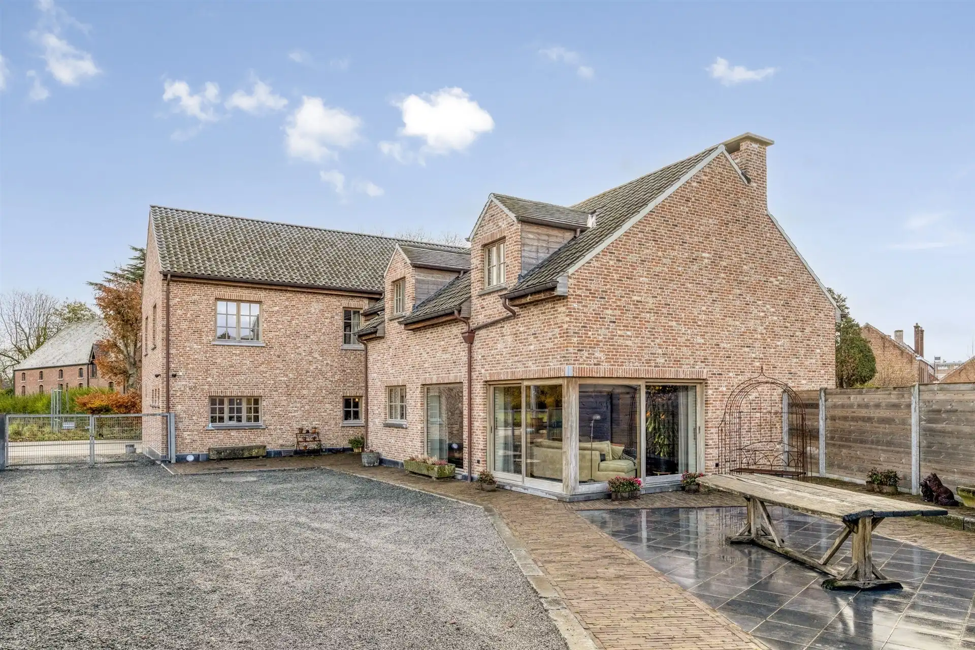 Volledige gerenoveerde woning met loods foto {{pictureIndex}}