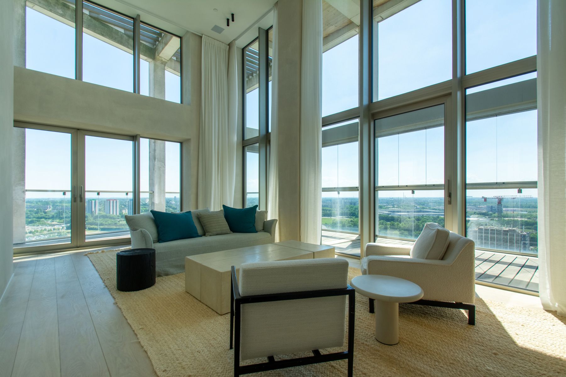 Exclusief wonen op grote hoogte in hartje Nieuw Zuid foto {{pictureIndex}}