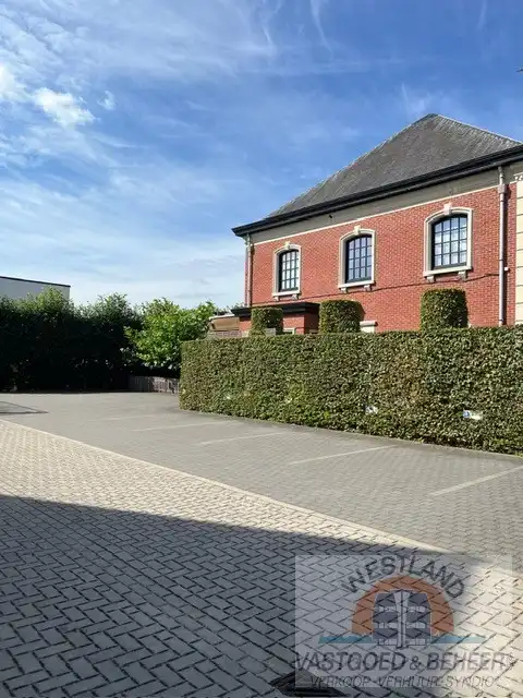 Statig handelspand met 2 mogelijke woonentiteiten, 5 parkeerplaatsen en grote garage foto 10