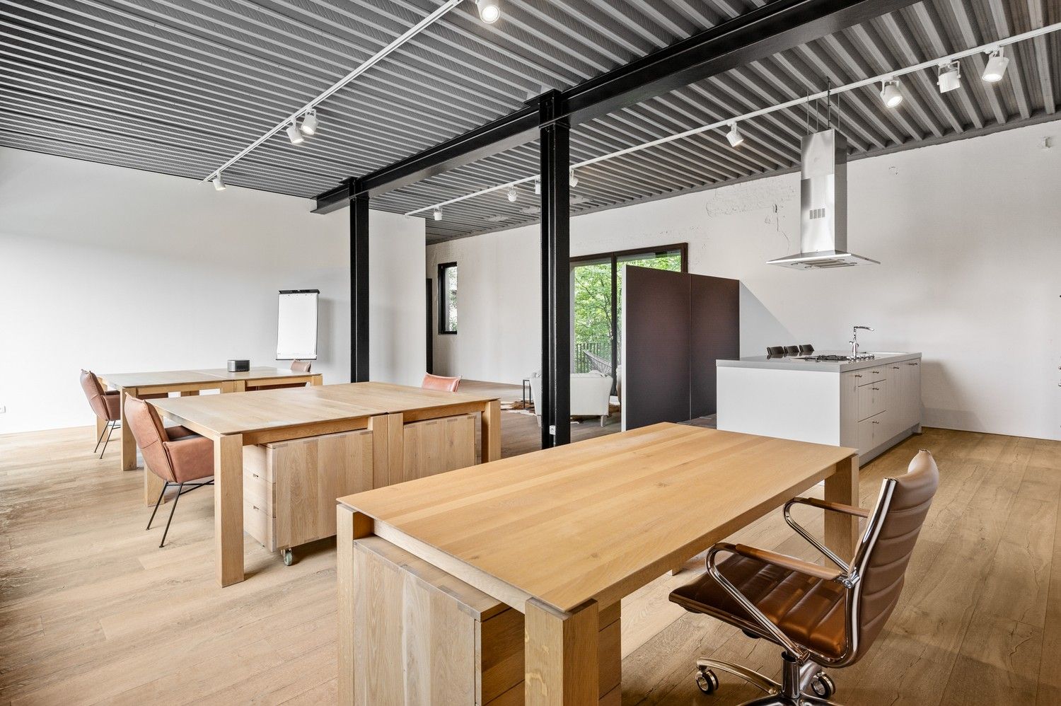 Inspirerend kantoor van ca. 140 m² te huur in het project Kanaal van Axel Vervoordt foto 13
