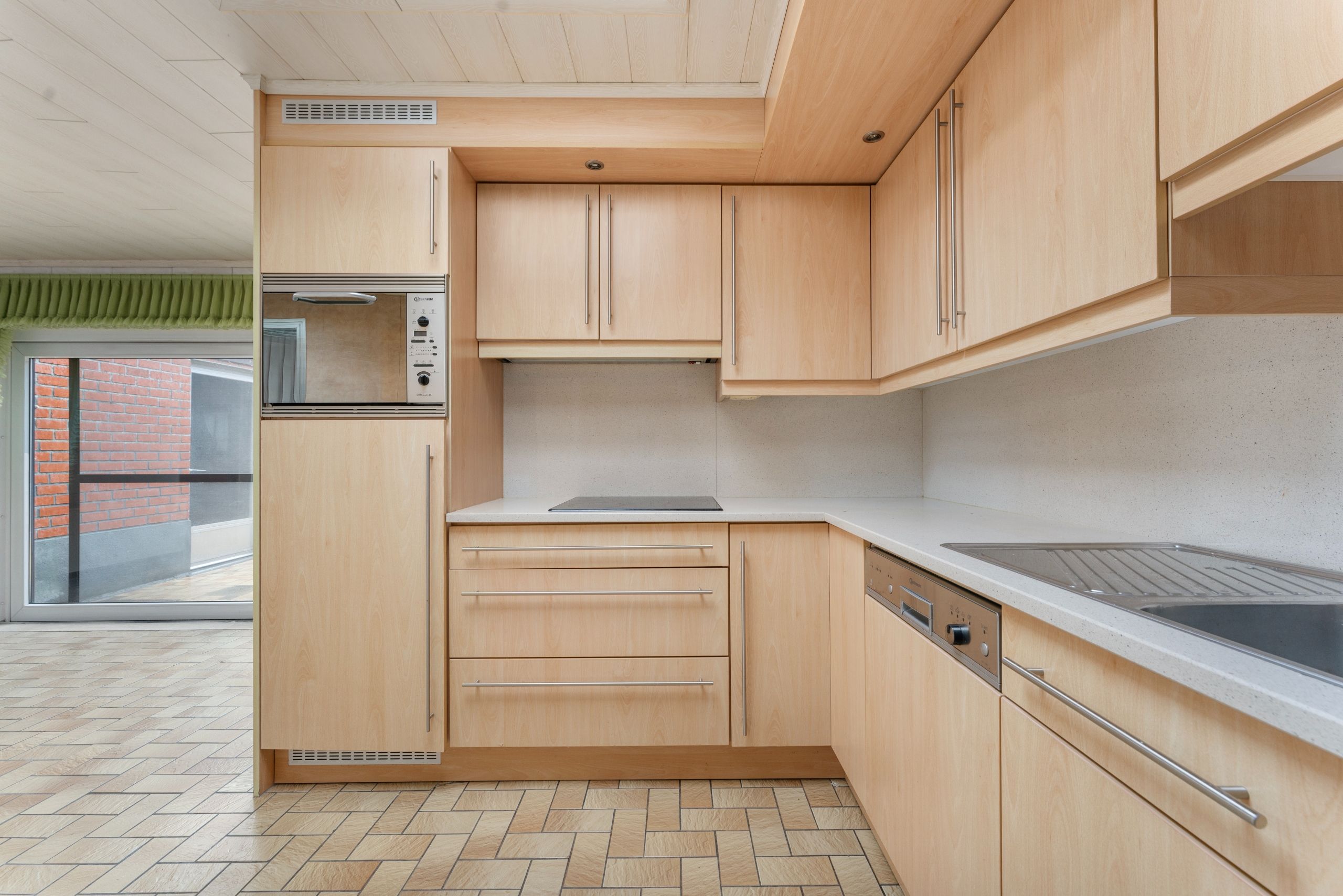 Te renoveren woning aan de rand van Deerlijk met zeer ruime garage op 262m2 foto 5