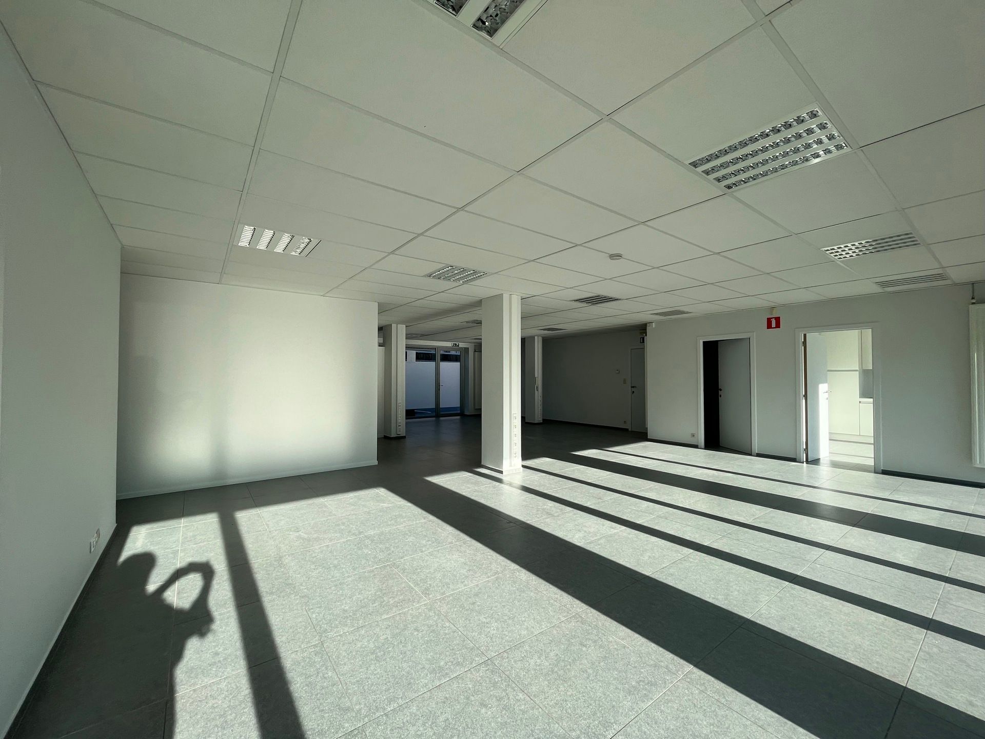 RUIME HANDELS/KANTOORRUIMTE TE HUUR IN TERNAT foto 7