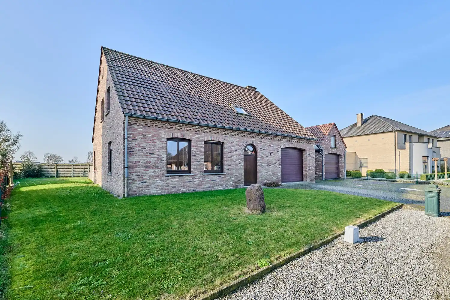 Heel goed onderhouden landhuis met inpandige garage en 3 ruim bemeten slaapkamers in landelijke omgeving foto 2