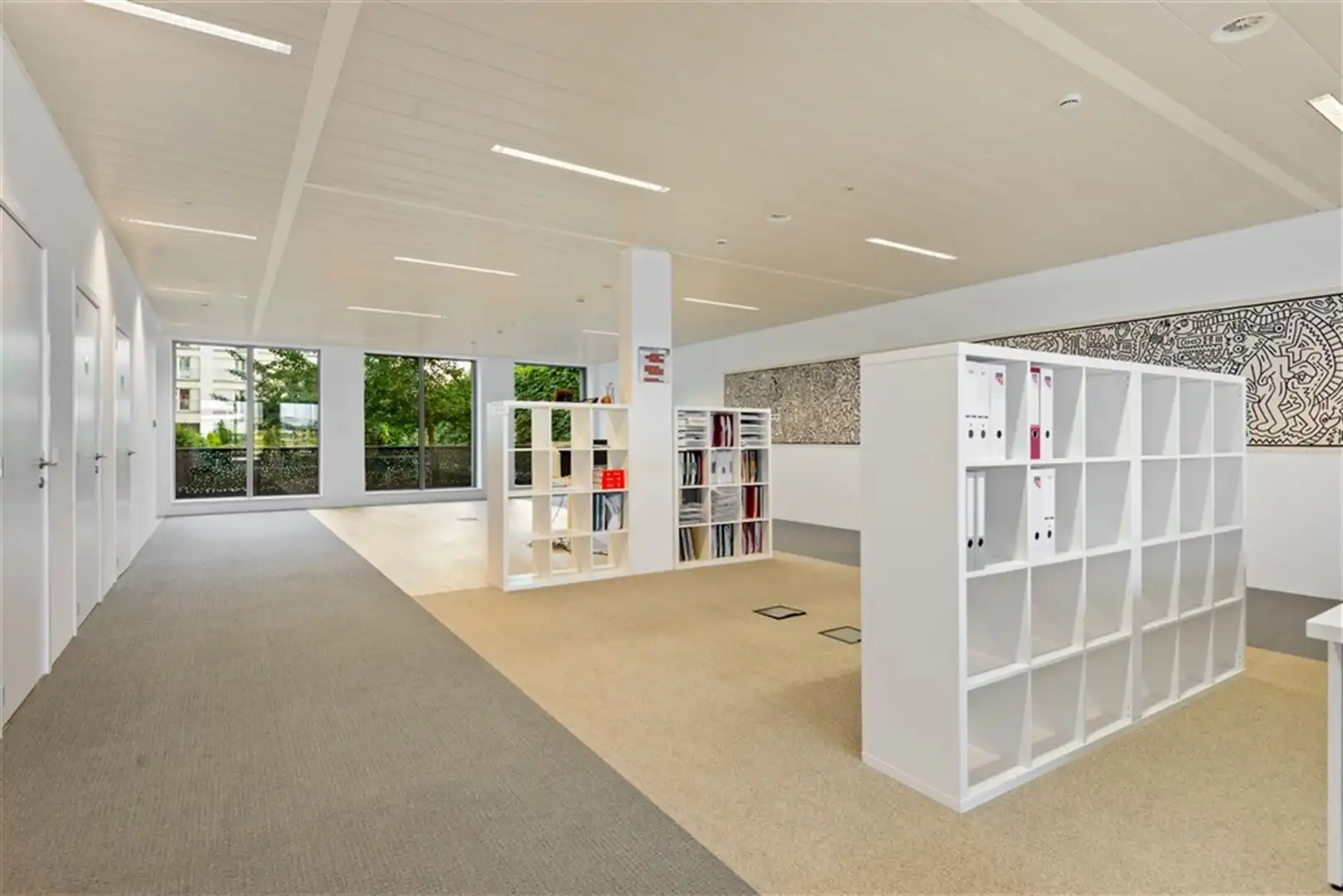 Gelijkvloerse kantoorruimte te koop in de India Natie foto 7