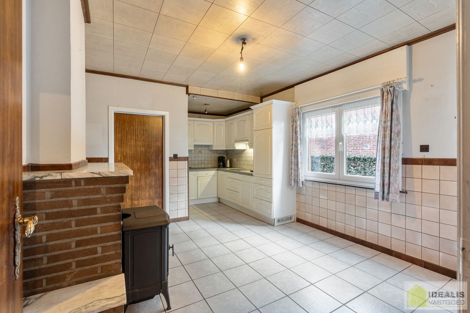 TE RENOVEREN WONING NABIJ HET CENTRUM VAN WIJCHMAAL, PEER OP EEN PERCEEL VAN  MAAR LIEFST 12A 5CA – DE WONING OMVAT EEN OPEN LEEFRUIMTE MET VEEL LICHTINVAL, KEUKEN MET AANSLUITEND EETKAMER, 3 SLAAPKAMERS, BADKAMER, VERANDA EN TWEE RUIME OPSLAGRUIMTES/WERKPLAATSEN – Een praktisch ingedeelde woning op een ruim perceel nabij het centrum van Peer! Dé perfecte zet voor zij die op zoek zijn naar een te renoveren woning met veel mogelijkheden op een rustige locatie in Wijchmaal, Peer! foto 7