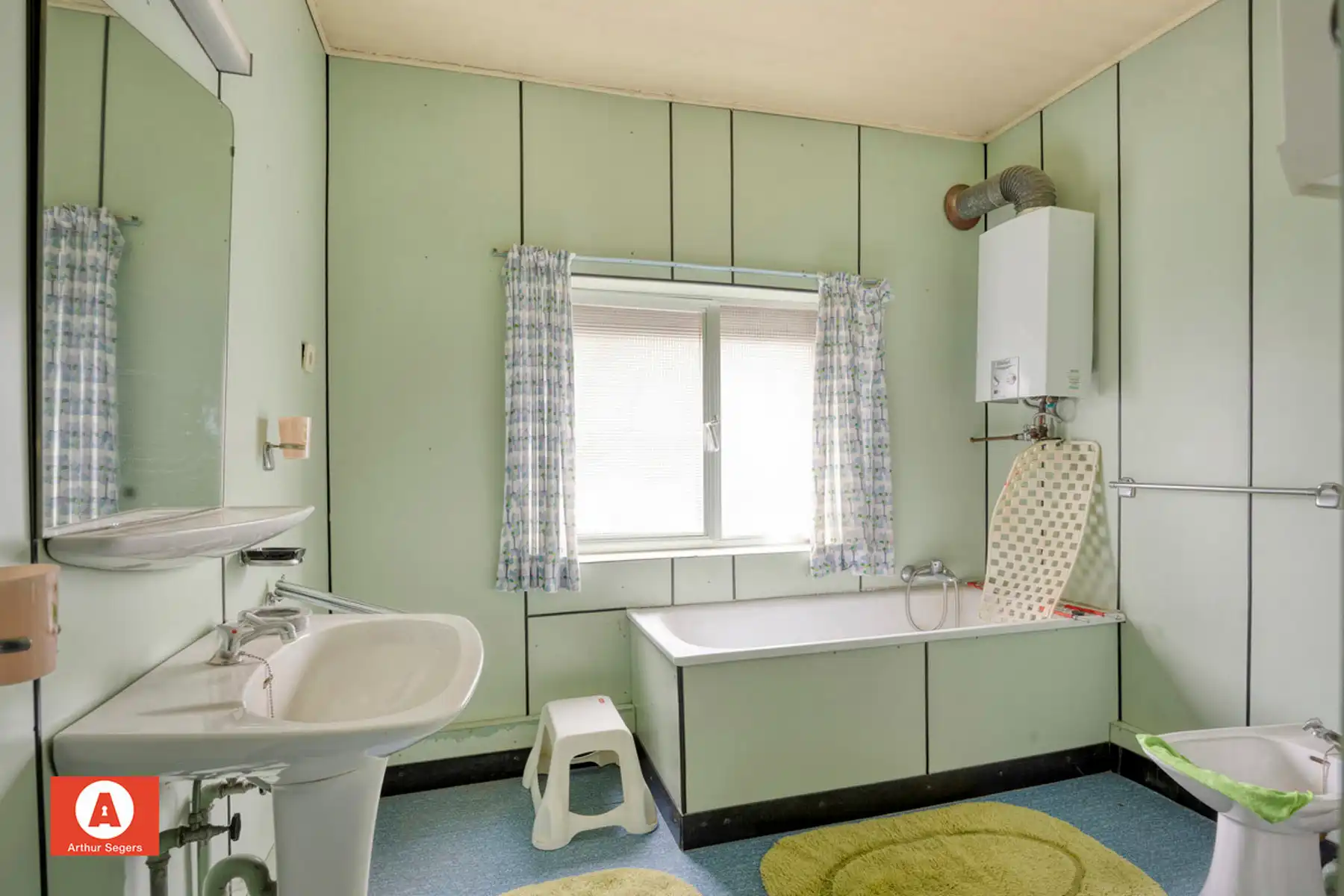 Ruime te renoveren woning met 4 slaapkamers foto 18