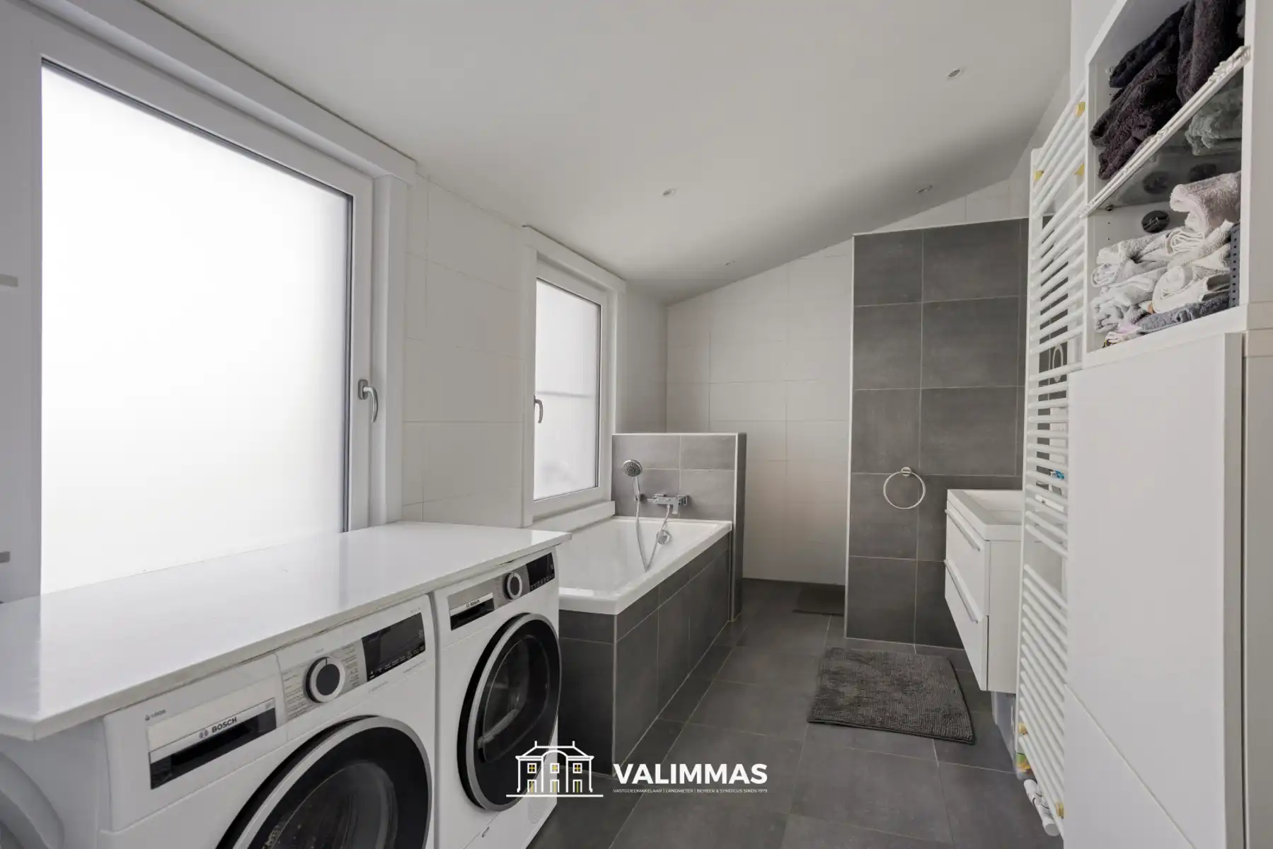 Totaal gerenoveerde woning met parking en mooie tuin... foto 20