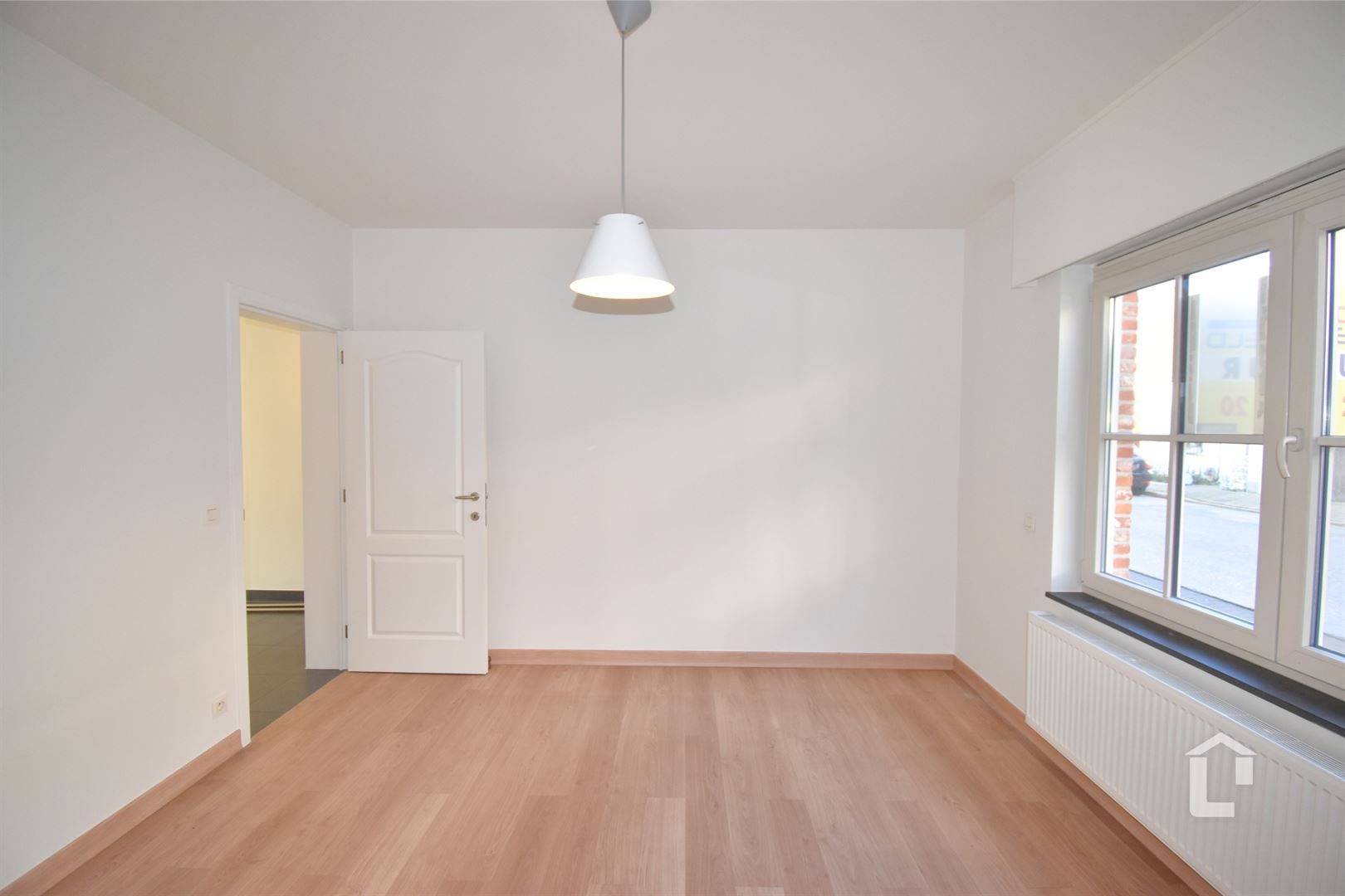 Ruim, recent gelijkvloers appartement in centrum Sint-Denijs-Westerm foto 8