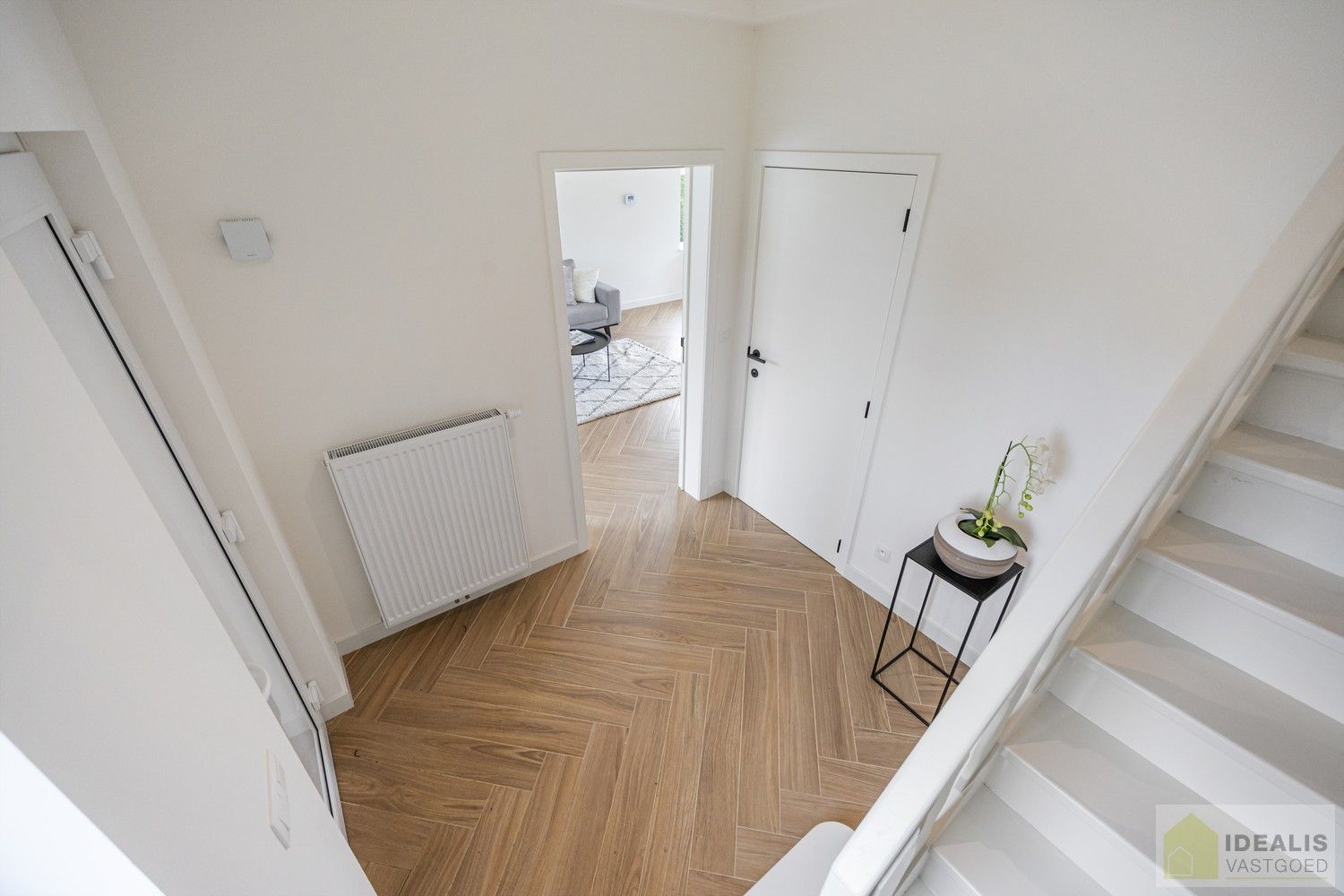 IDEALIS VASTGOED – Schitterend volledig vernieuwde woning met een heerlijke open leefruimte, luxe keuken, 3 ruime slaapkamers, een ruime luxueuze badkamer én een ruime wasplaats! Dit heerlijke huis bevindt zich op een volledig nieuw aangelegd perceel van 7a 88ca vlakbij het centrum van Hamont-Achel, op slechts enkele minuten van de Nederlandse grens - EEN MUST VISIT! - foto 6