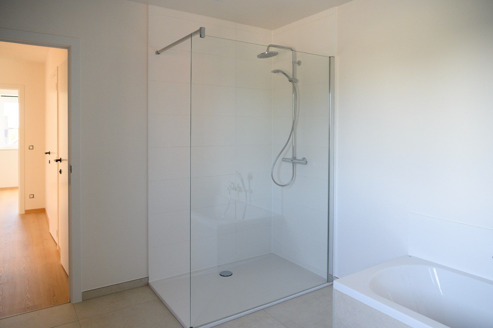 INSTAPKLARE NIEUWBOUWWONING MET 3 SLPKS | GARAGE EN TUIN foto 11