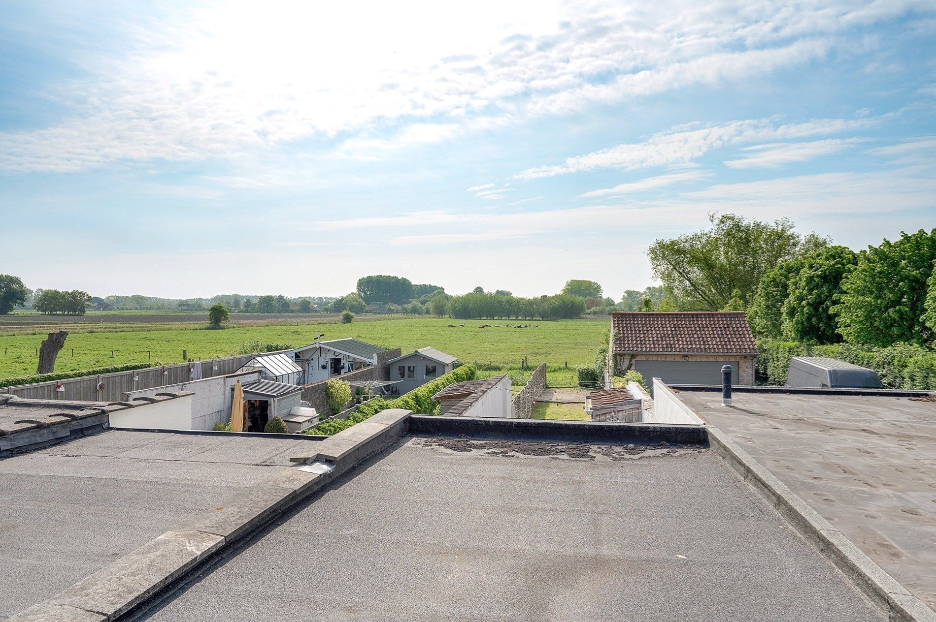 Volledig instapklaar huis met mooie tuin te Damme foto 16