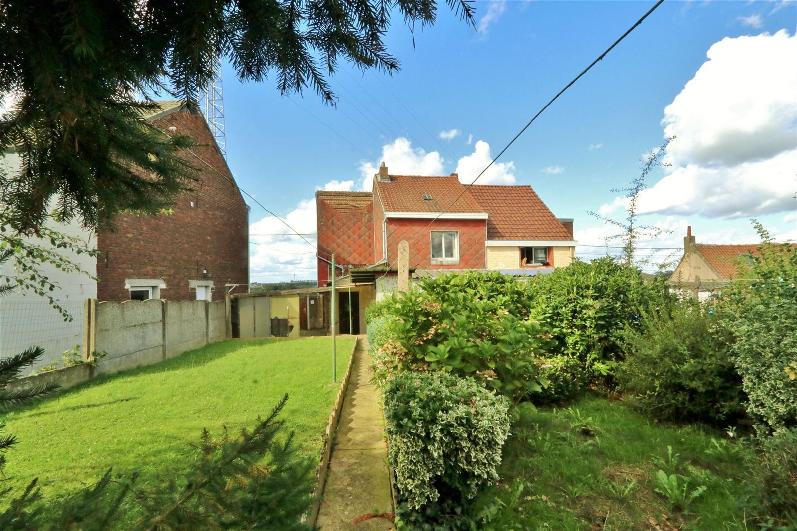 Grondig te renoveren 3-gevelwoning met 3 slaapkamers te Lembeek foto 1