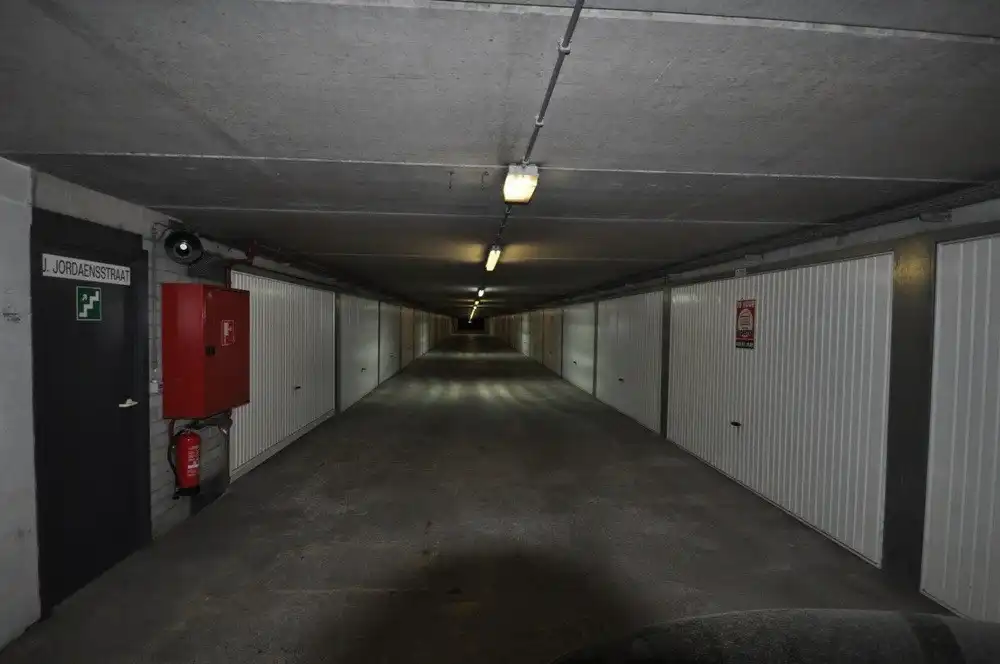 Grote garage te huur op jaarbasis gelegen onder de zeedijk foto 2