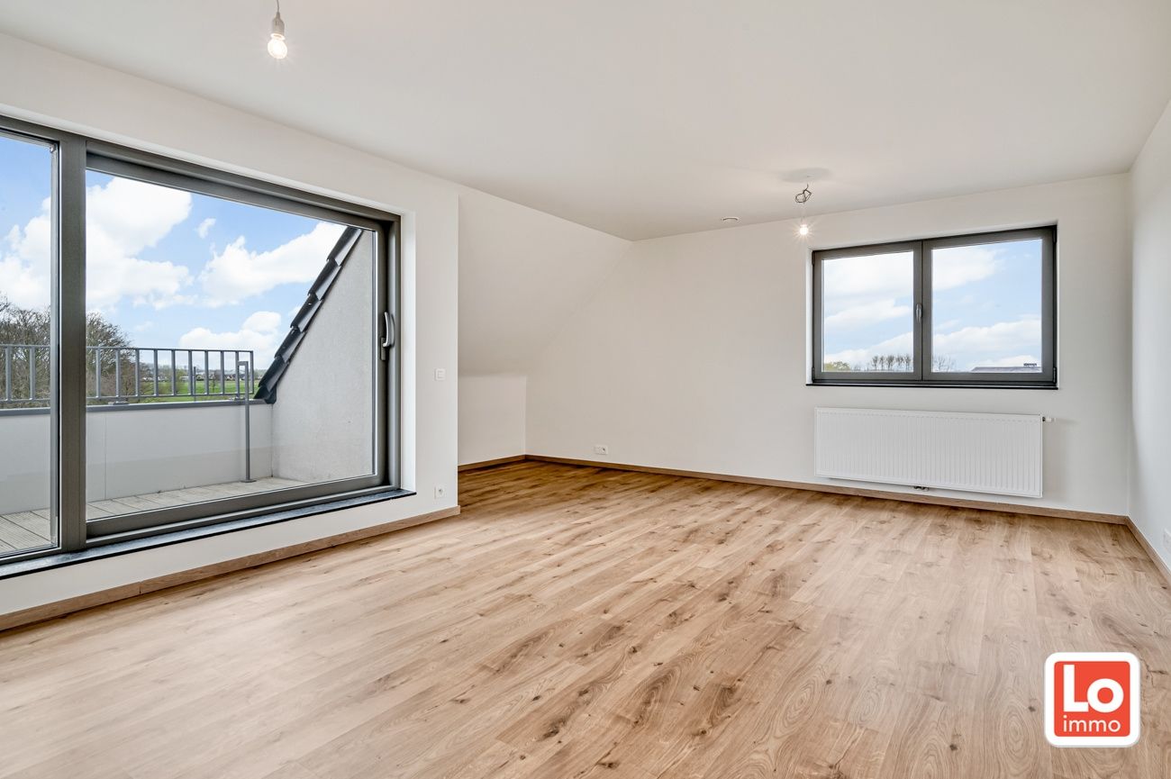 VERKOCHT! Modern 1-slaapkamer appartement met zuidgericht terras en overdekte autostaanplaats in hartje Zeveneken! foto 4