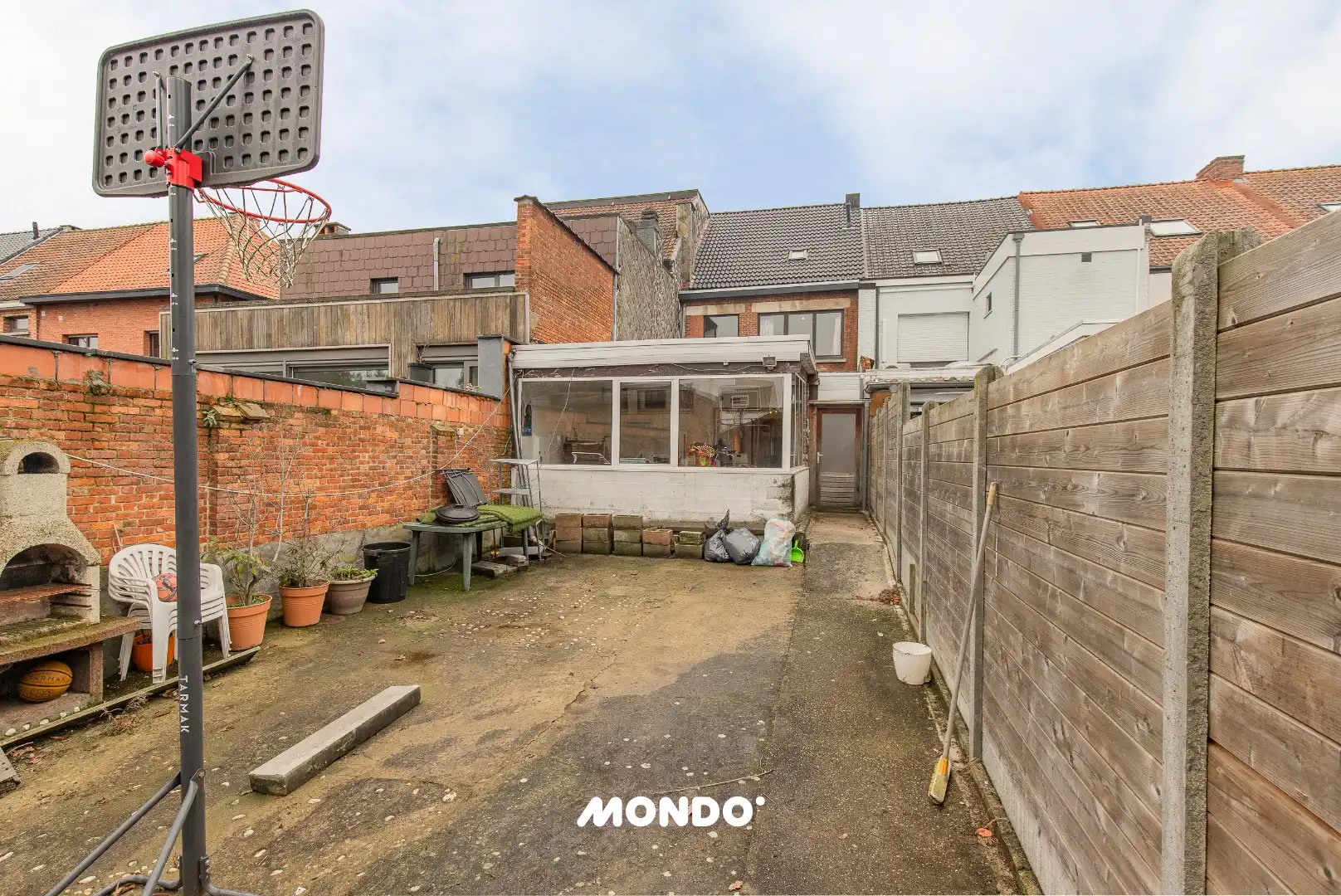 Deels gerenoveerde gezinswoning met 5 à 6 slaapkamers en tuin met achteruitweg foto 20