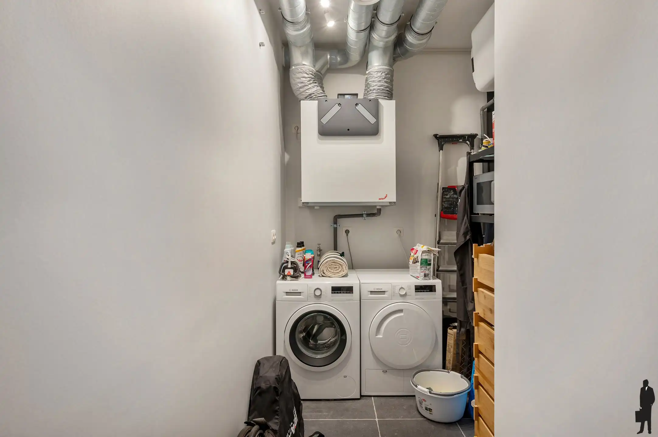 Lichtrijk BEN-appartement met open waterzicht in London Residence foto 9