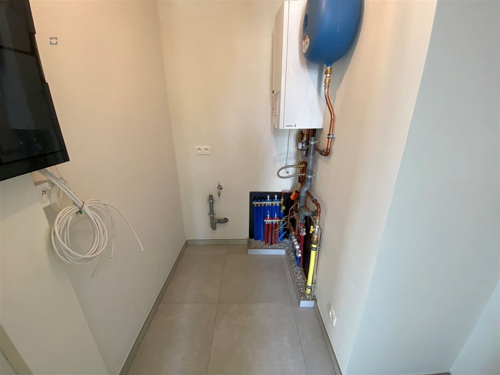 Stijlvol appartement met terras en autostaanplaats foto 11