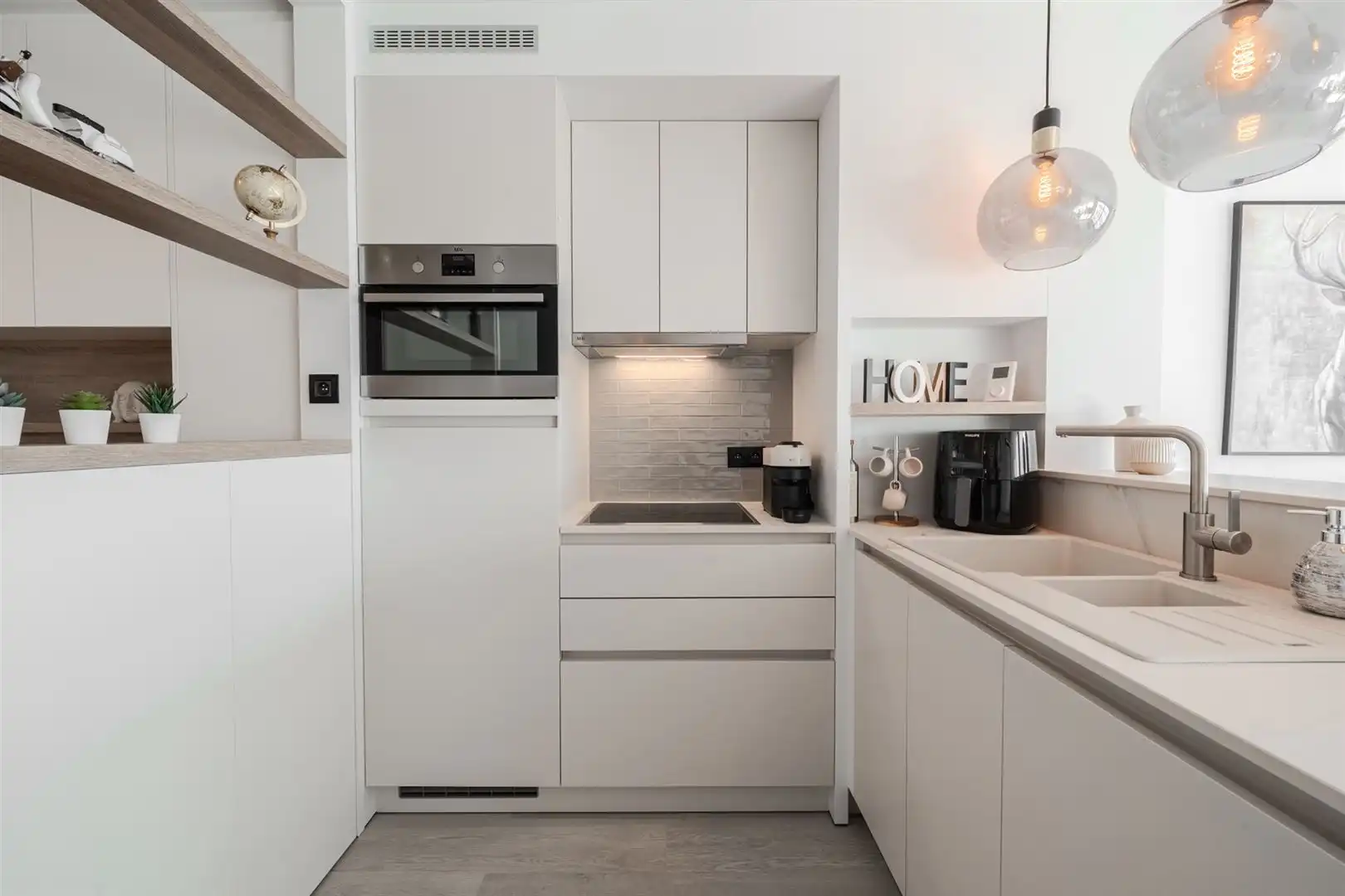 Moderne studio met frontaal zeezicht foto 5