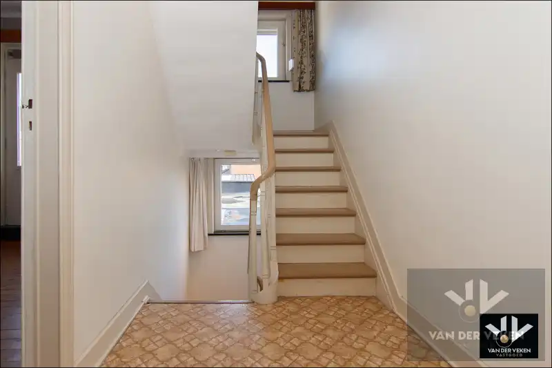 Ruime en goed gelegen te moderniseren rijwoning met gezellige binnekoer, garage en/of atelier foto 20