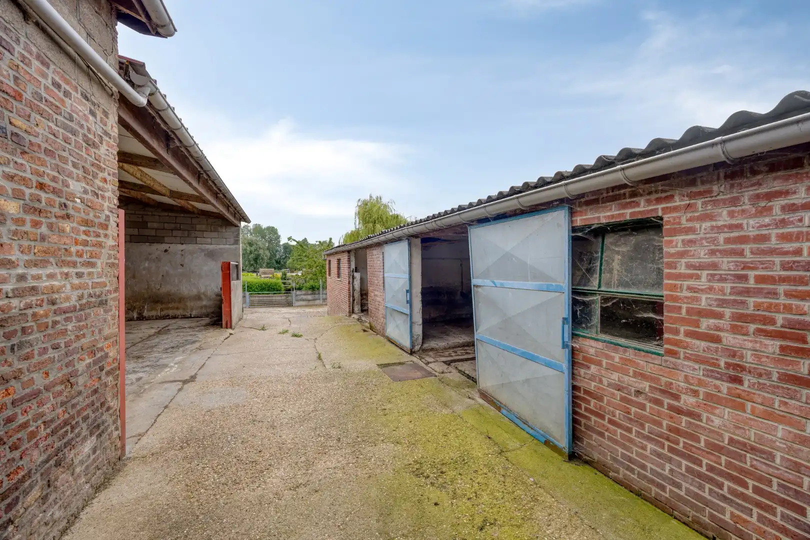 Hoevewoning met binnenkoer, stallingen en grote opslagruimte foto 21