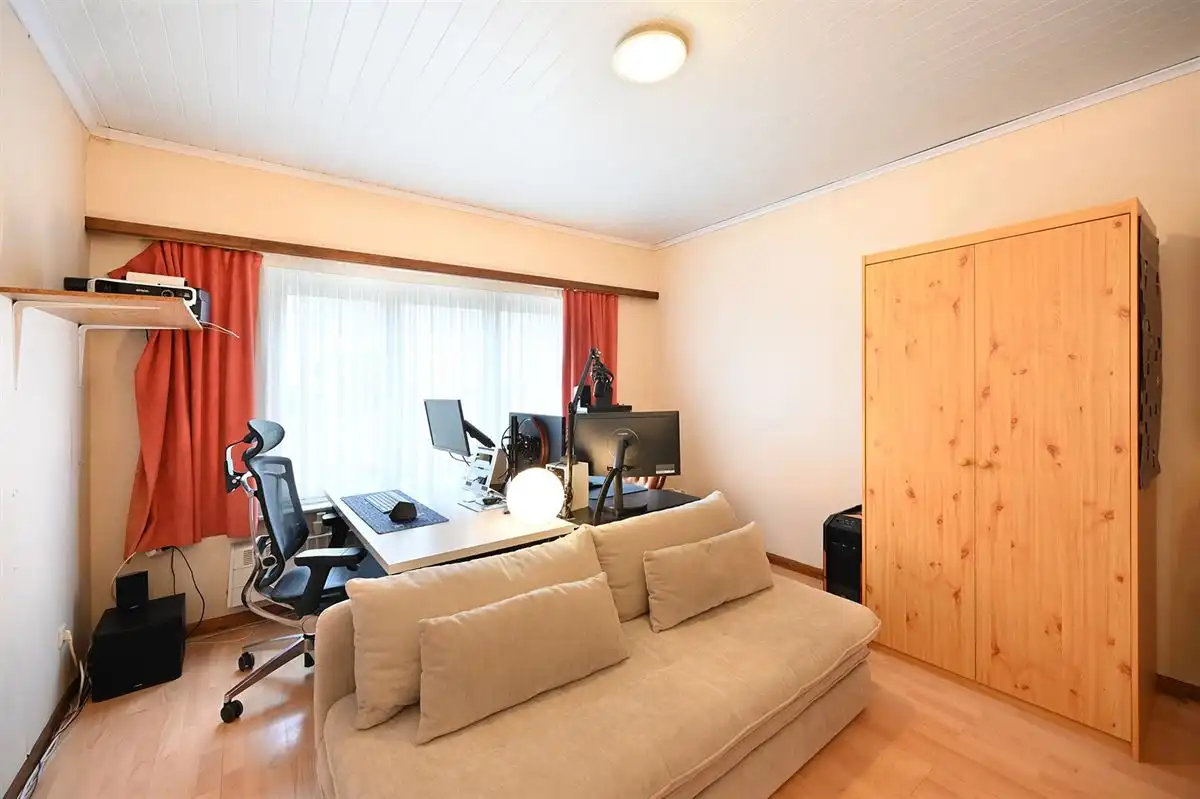 Ruime woning met 2 garages op 1400m² foto 16