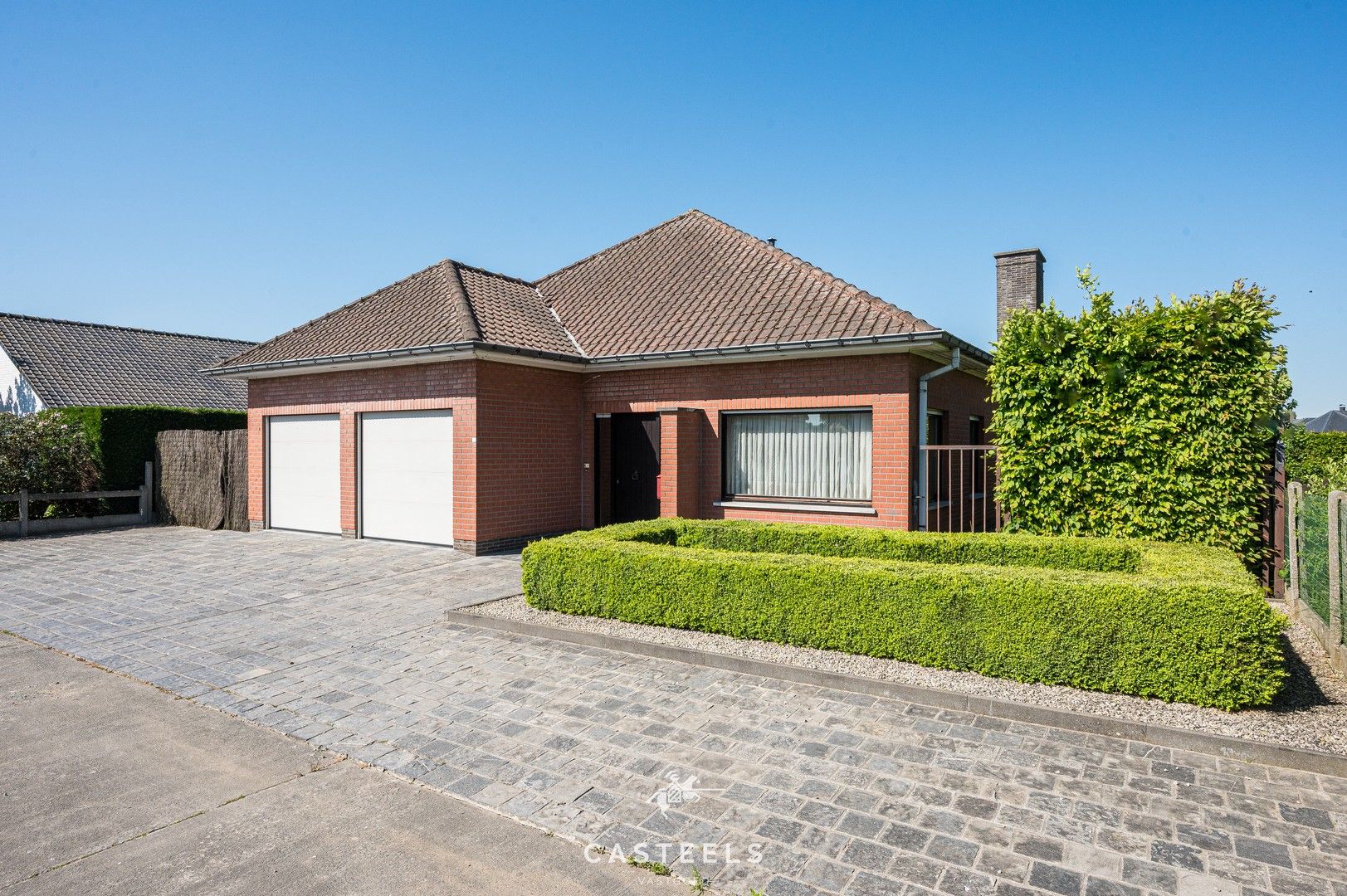 Instapklare bungalow met potentieel op prachtig perceel te koop foto 27