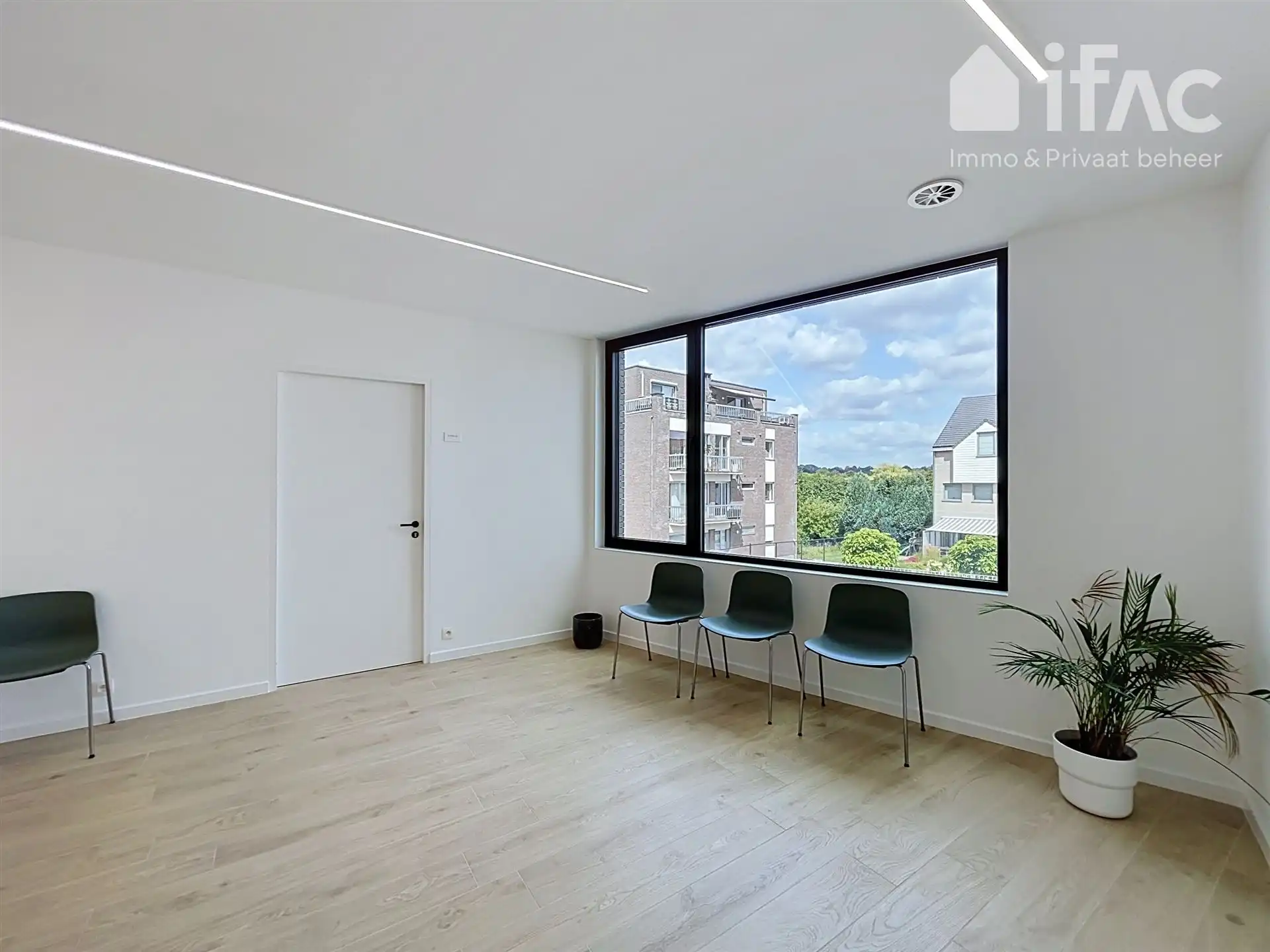 Moderne praktijkruimtes in modern en lichtrijk gebouw foto 6