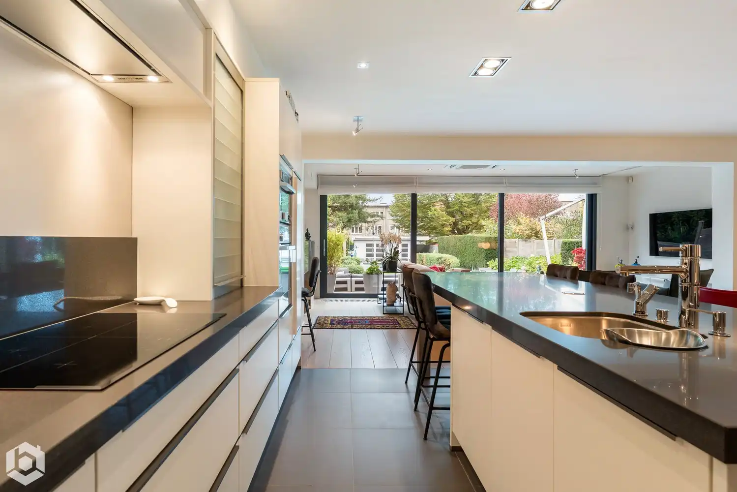 Exclusief gelijkvloers appartement met 2slpkrs, prachtige tuin en zwembad foto 11