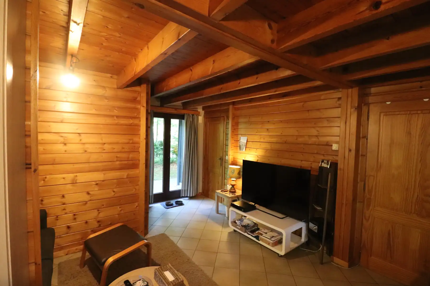 Een weekendverblijf met verdieping en met terras, carport en tuin. foto 3