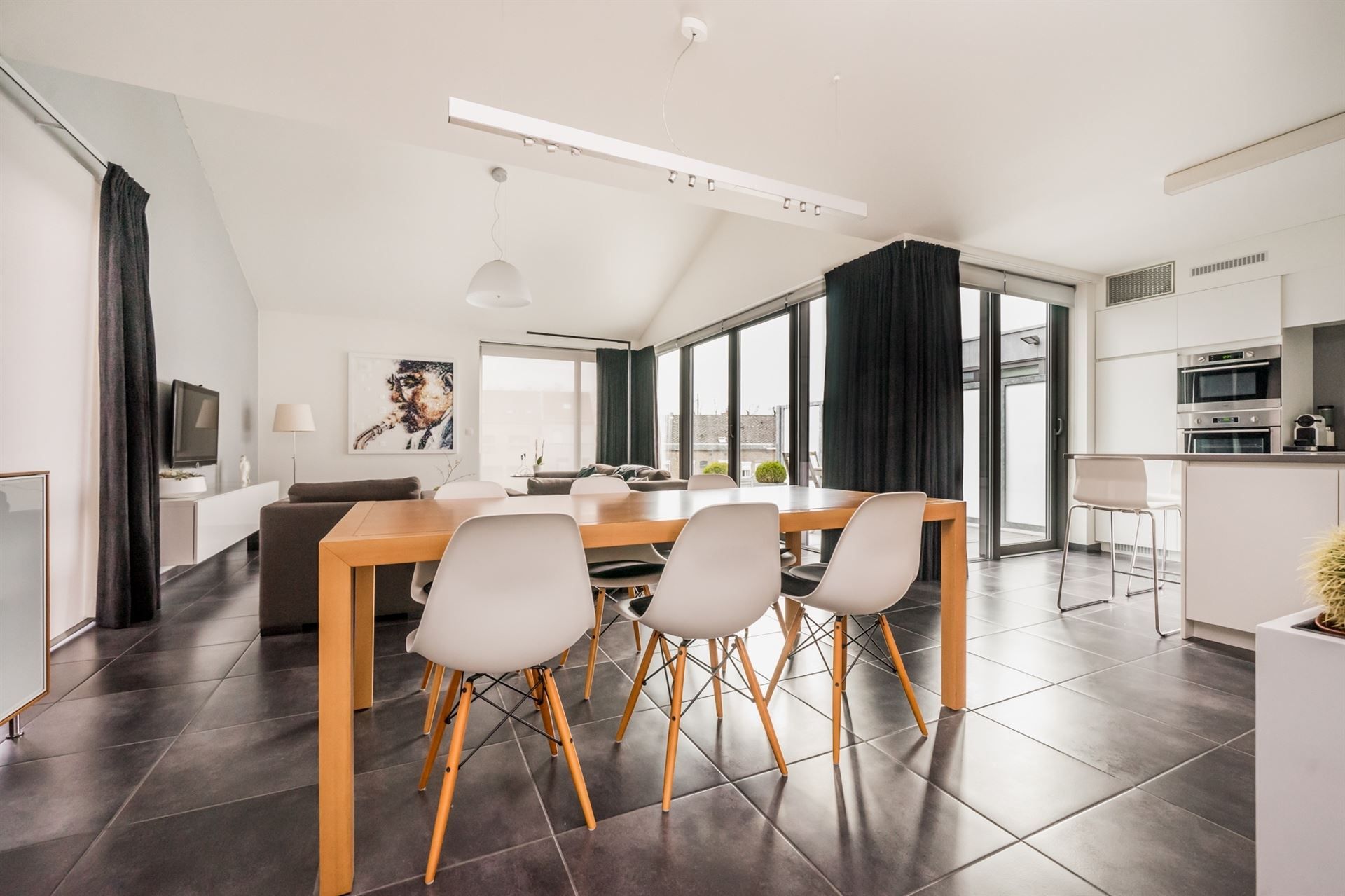 Uitzonderlijk duplex appartement met 2 slaapkamers en zonneterras. foto 3