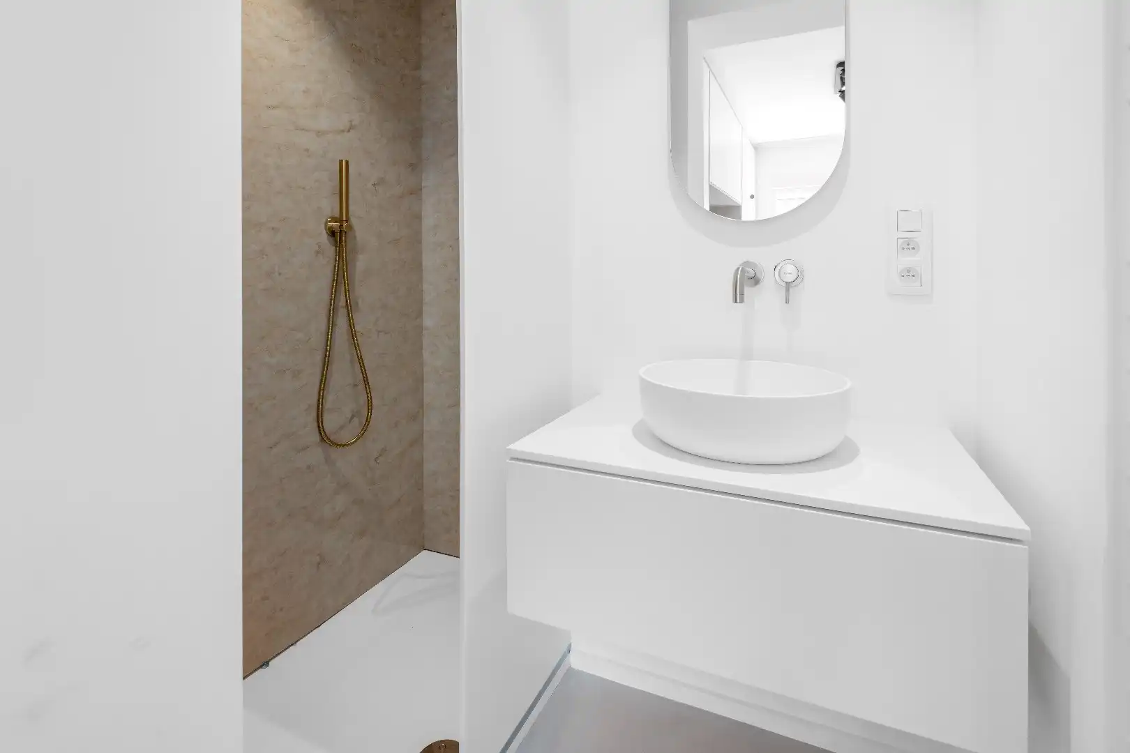 Ruim plateau-appartement met frontaal zeezicht (10 meter gevelbreedte) gelegen aan het Rubensplein. Inpandige parking. foto 12