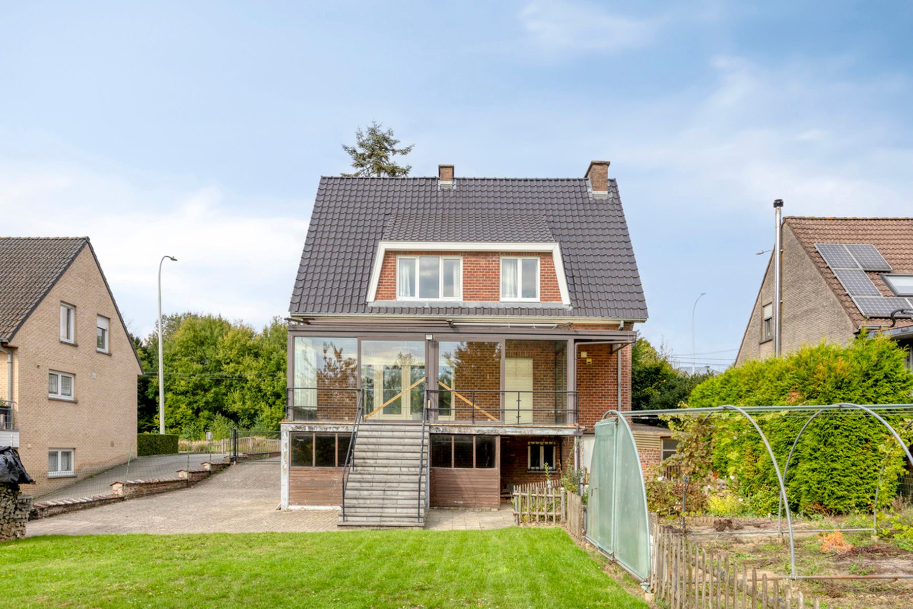 Ruime op te frissen villa met 3 slaapkamers en grote tuin foto 2