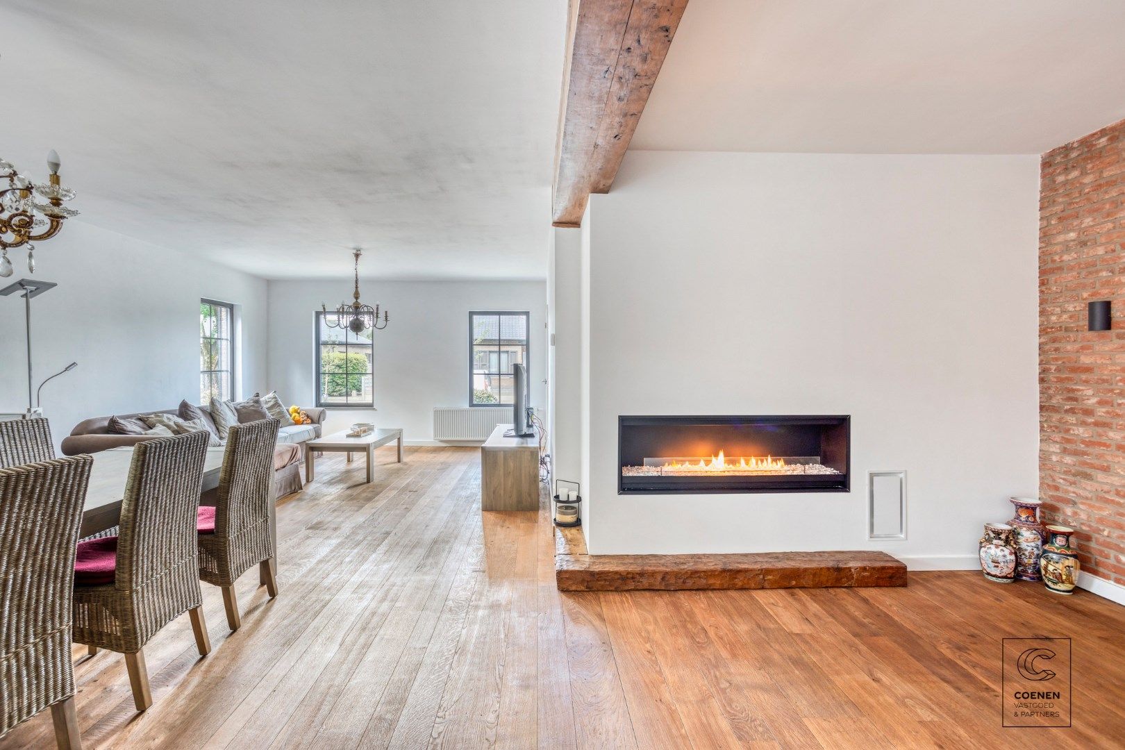 Prachtig, volledig gerenoveerde villa van 351 m² en 6 slaapkamers op een uiterst rustige locatie! foto 7