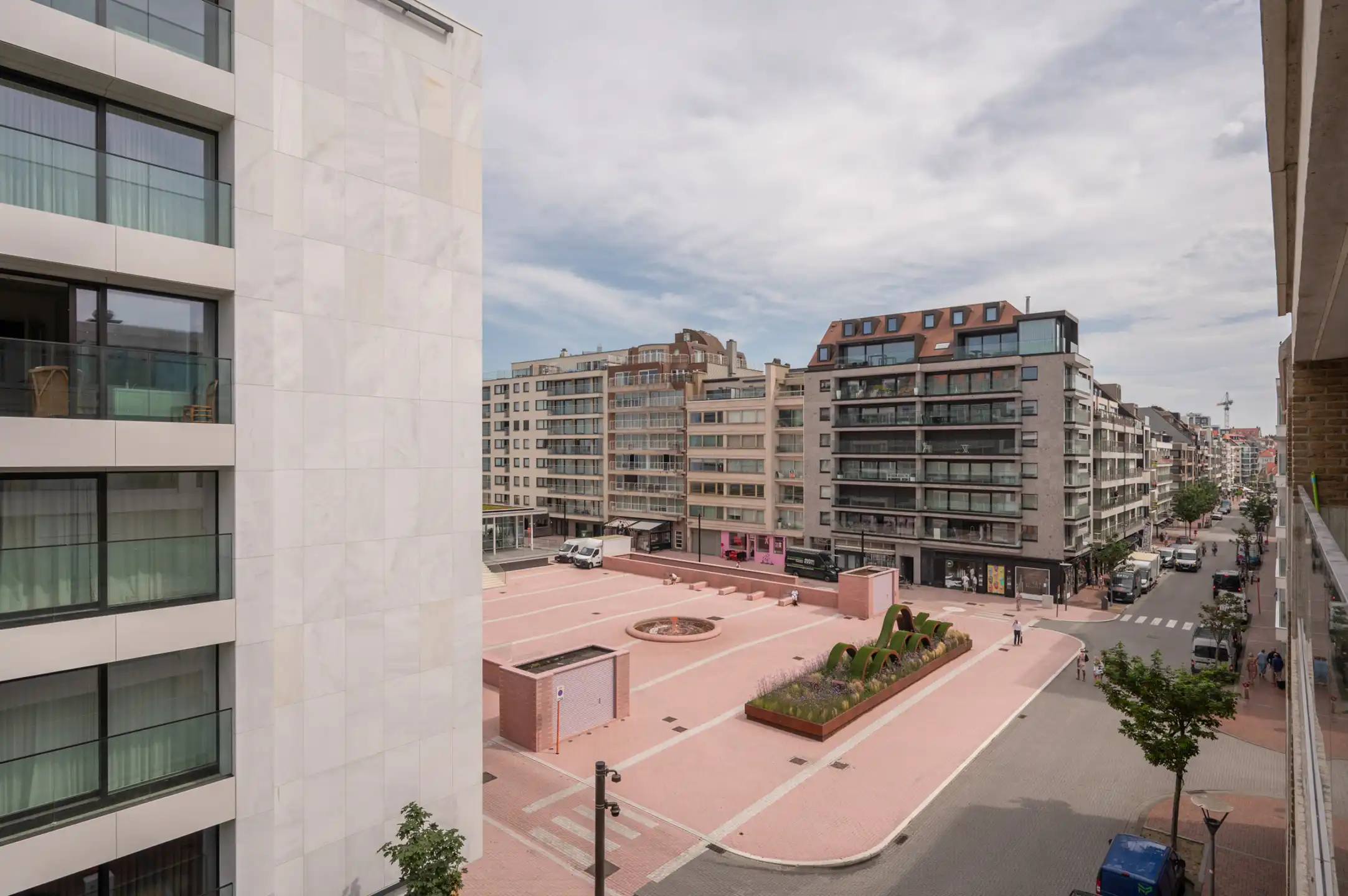 Lichtrijk gerenoveerd appartement op de Kustlaan in Knokke foto 2