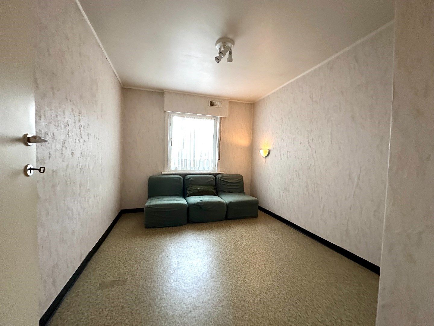 Rijwoning met garage en uitweg te koop in het centrum van Stasegem! foto 9