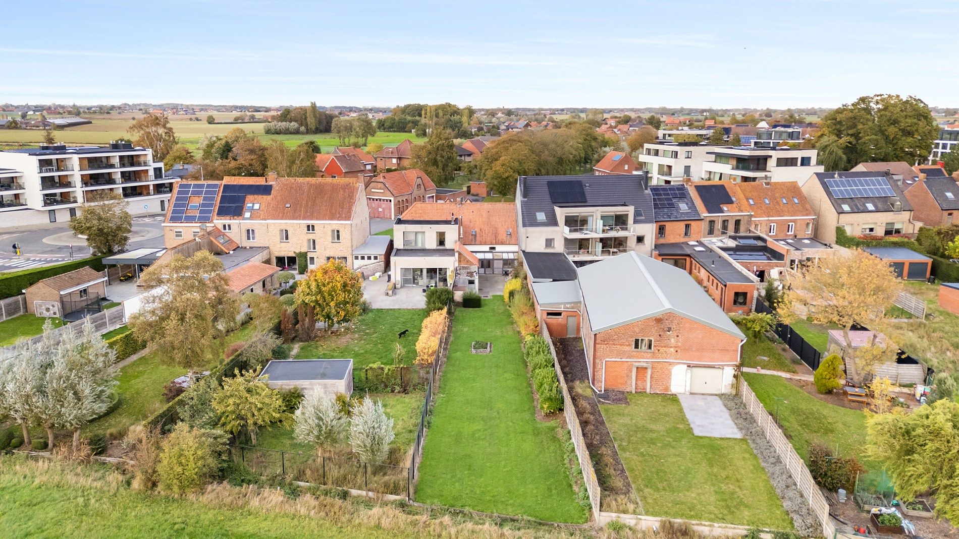 TE RENOVEREN WONING OP EEN PERCEEL VAN 559M² MET BOORDEVOL POTENTIEEL foto 2