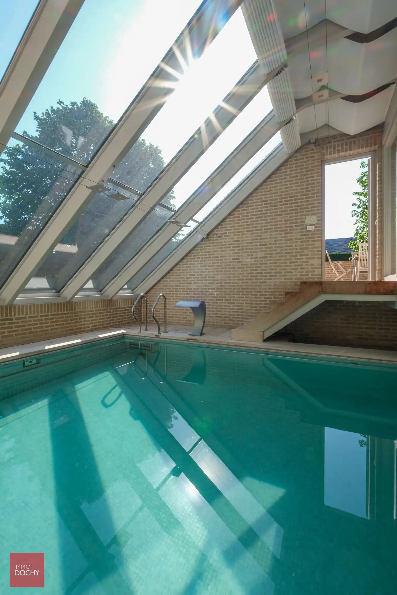 Ruime villa op toplocatie met binnenzwembad en praktijruimte foto 8