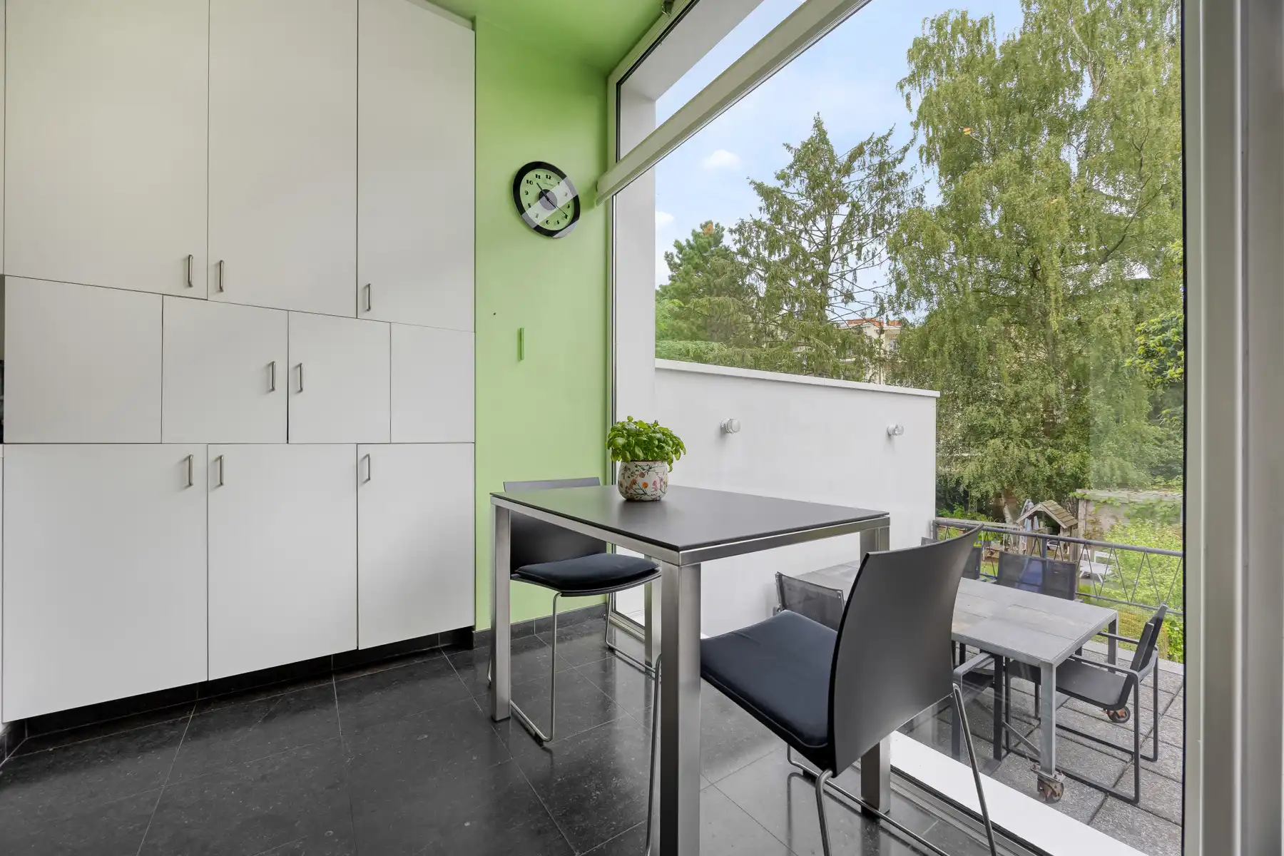 Karaktervolle architectenwoning op toplocatie: Zonnig terras, kamerhoge ramen en EPC B foto 16