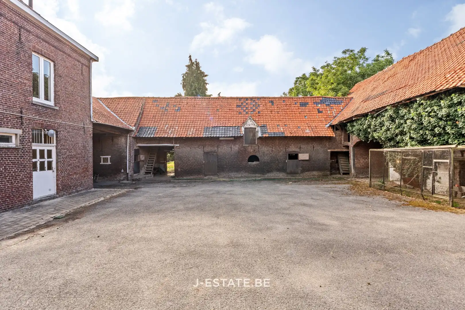 Authentieke vierkantshoeve met binnenplaats, bijgebouwen en prachtig uitzicht foto 8